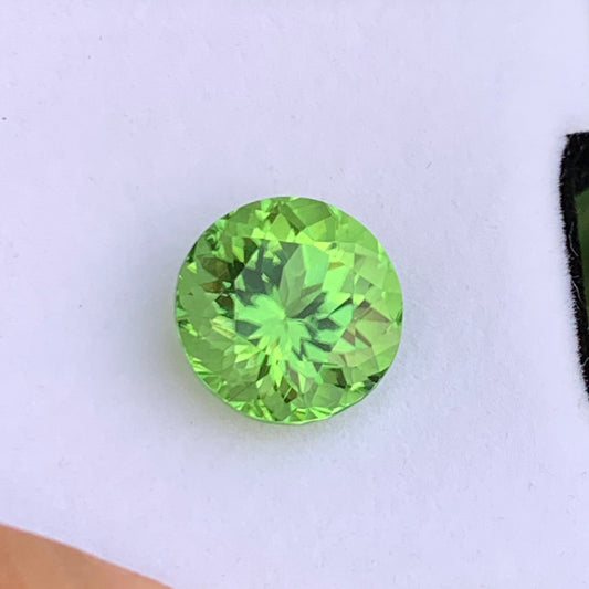 Green Peridot Gemstone
Green Peridot Jewelry
Natural pea green peridot 13.95 carat round cut gemstone
Pea green peridot from Pakistan, top view