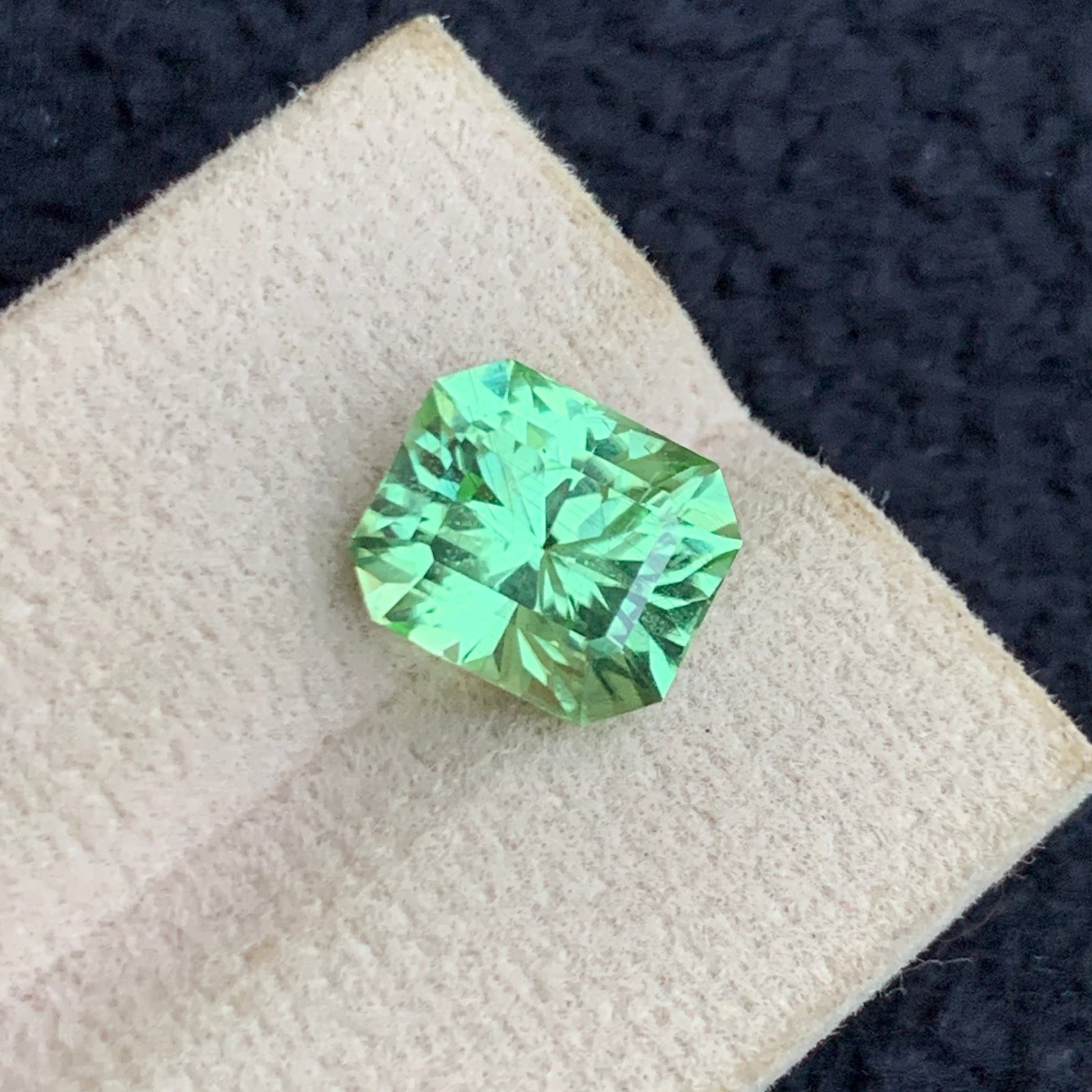 Natural peridot gemstone for pendant
Premium emerald cut peridot loose gemstone