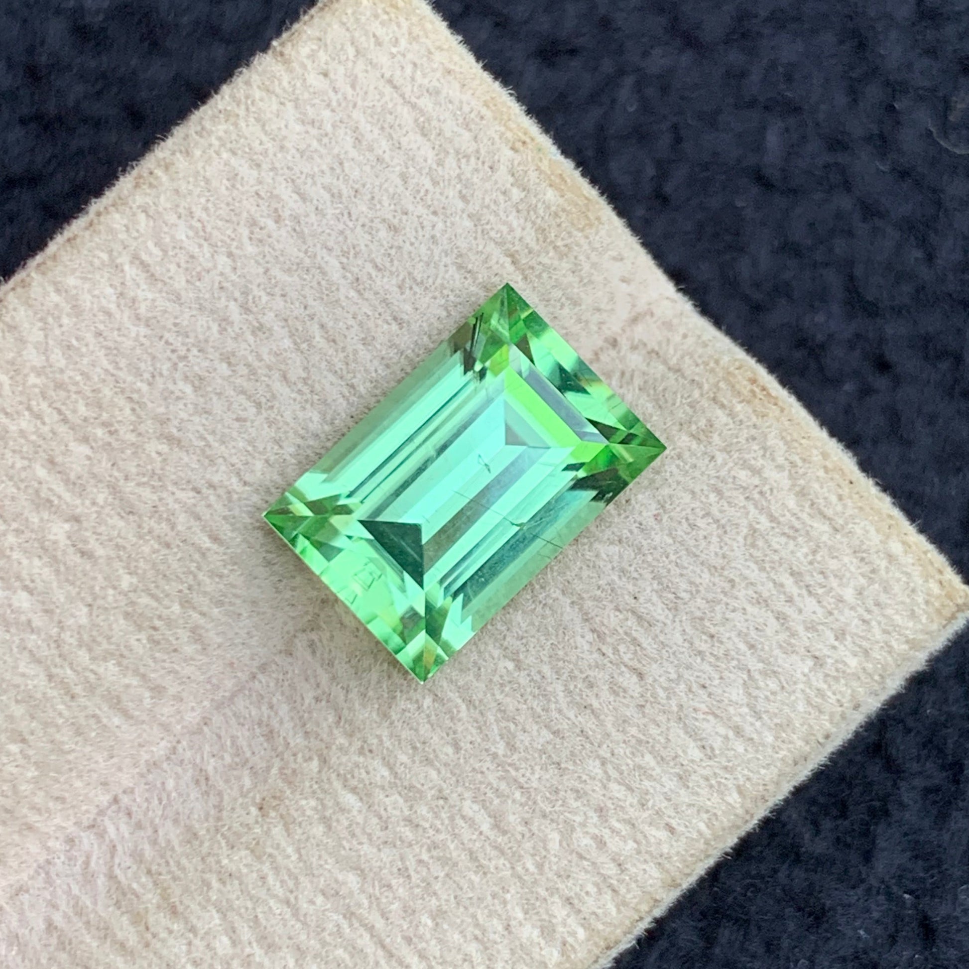 Natural peridot gemstone for ring making
Premium apple green peridot loose gemstone