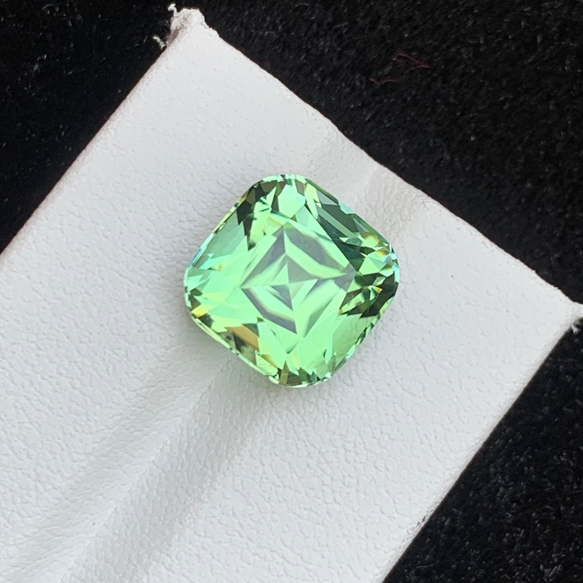 Natural untreated apple green tourmaline stone
Luxury apple green tourmaline gemstone for jewelry