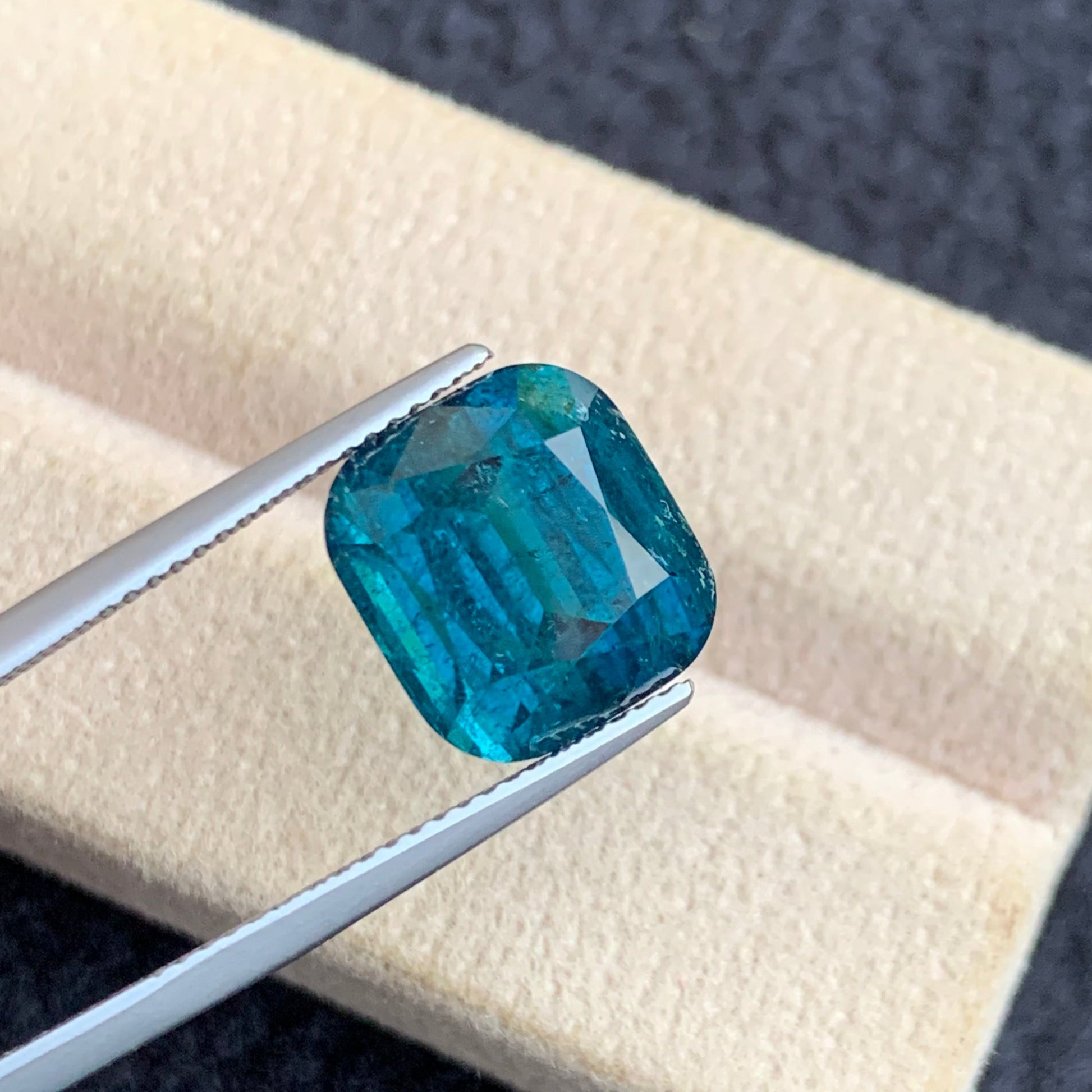 Natural untreated dark blue tourmaline stone
Luxury indicolite tourmaline gemstone for jewelry