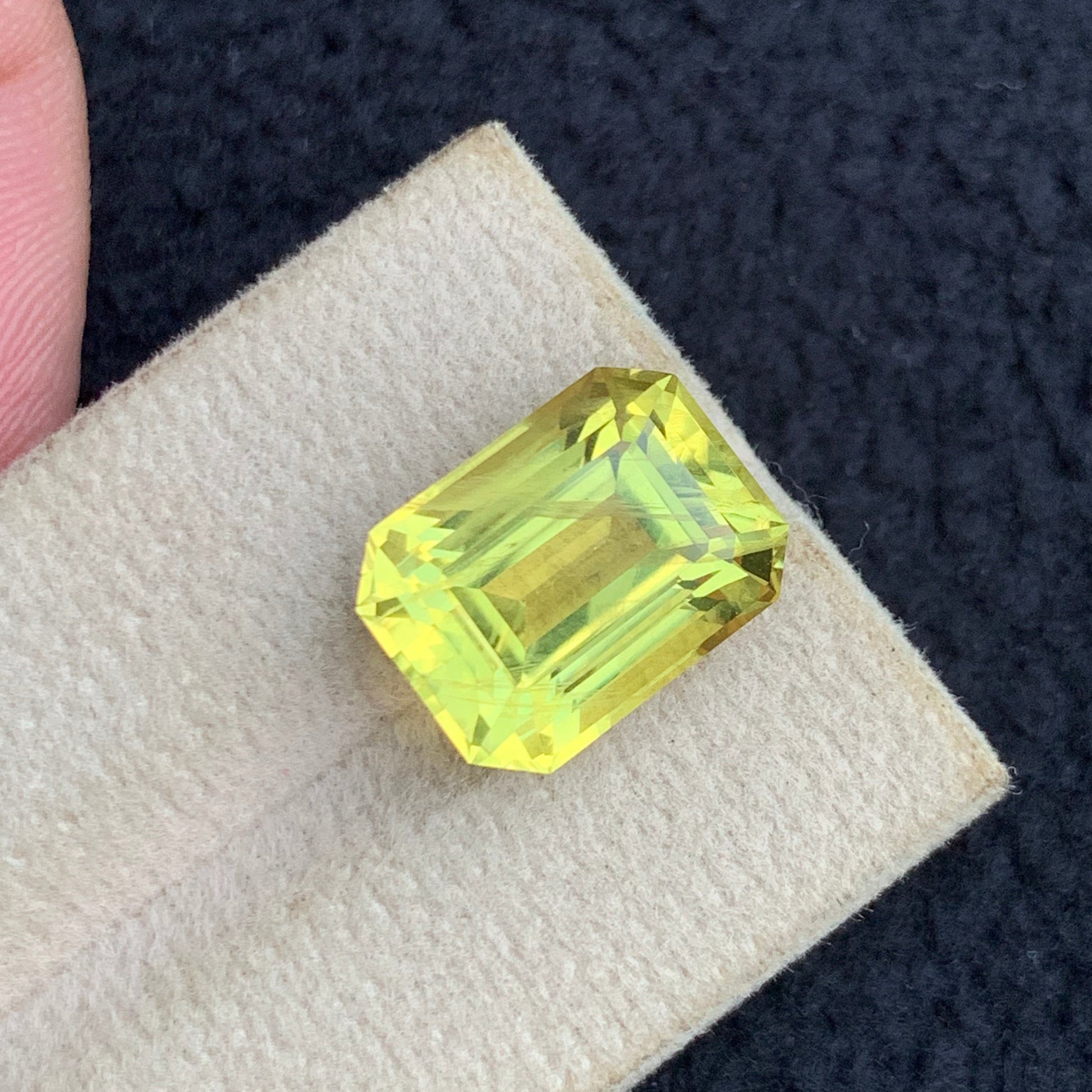Natural yellow quartz loose stone
Luxury lemon quartz gemstone for jewelry
