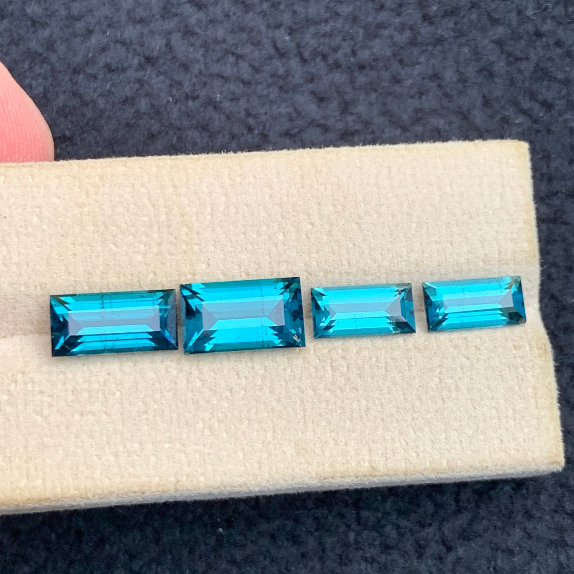Neon Blue Tourmaline Ring Pendant Earrings Set
VVS Neon Blue Tourmaline Loose Gemstones
