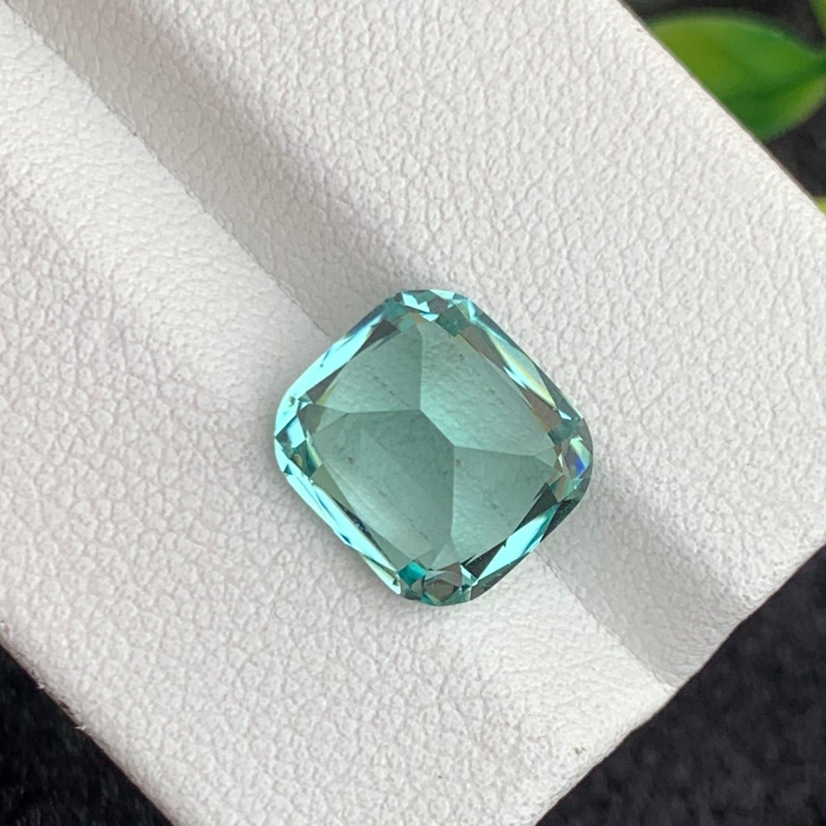 OneStep Gems natural Seafoam Tourmaline 4.50 carats
Elegant blue green Seafoam Tourmaline gemstone with eye-clean clarity