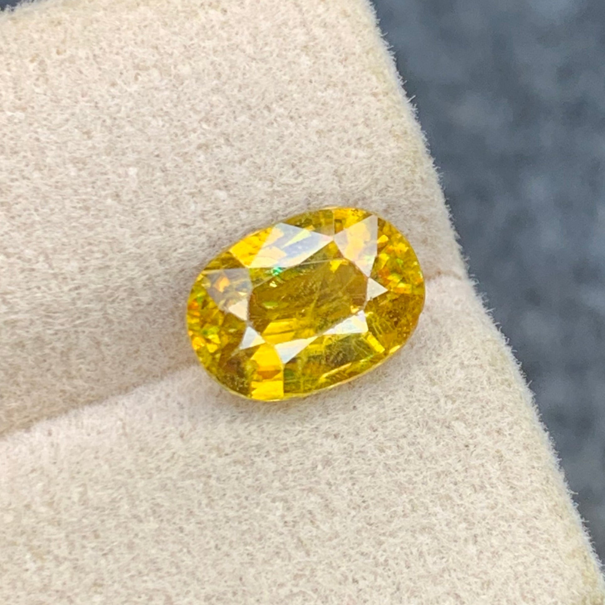 Fire dispersion sphene gem
Rare collector titanite stone