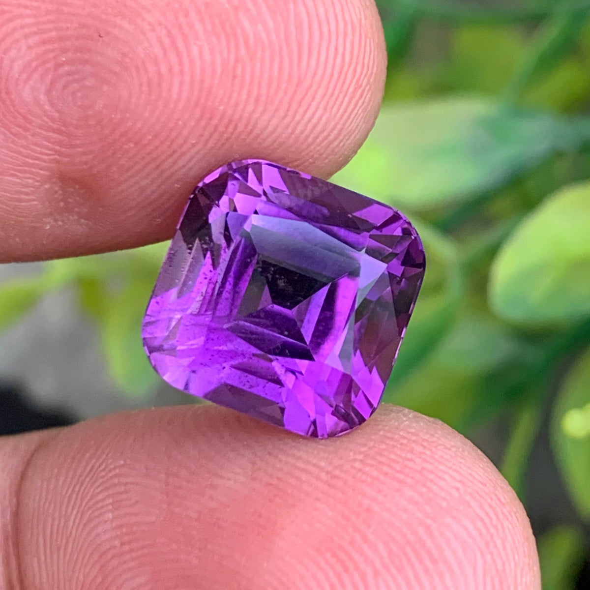 VVS Clarity Amethyst Gem
February Birthstone Amethyst
Cushion cut amethyst side profile showing brilliance
Pink purple amethyst VVS clarity close-up