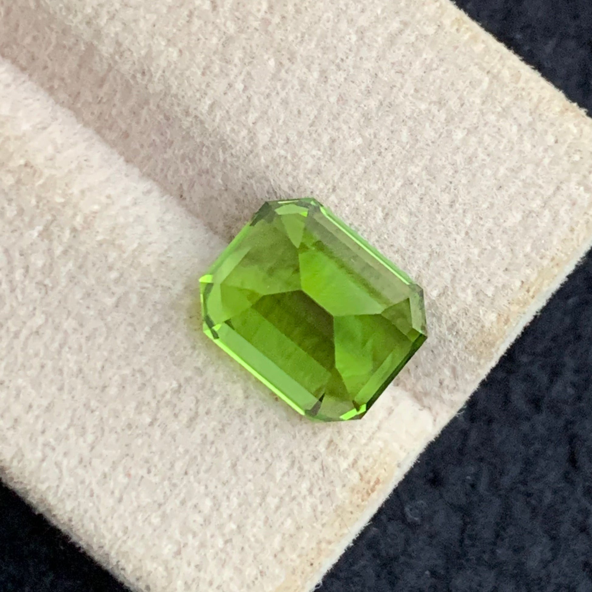 Premium green peridot loose stone for jewelry making
Natural peridot gemstone with bright green color