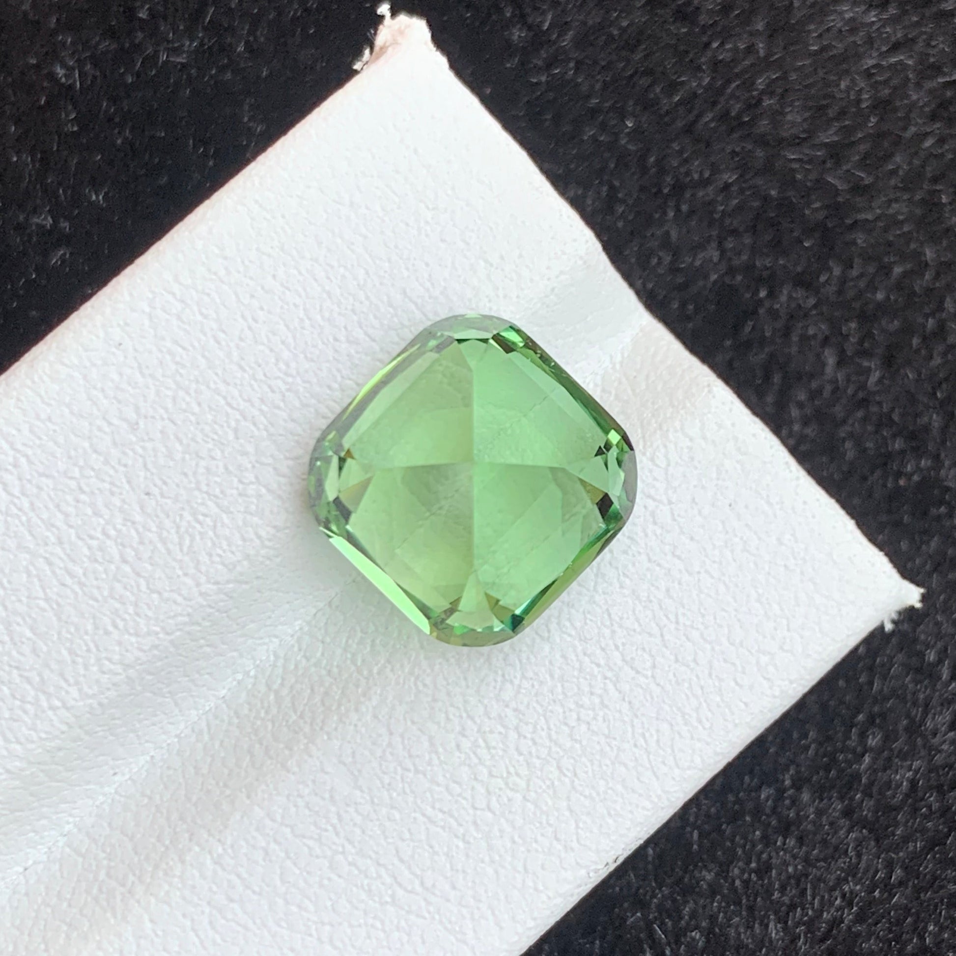 Rare Afghan apple green tourmaline 10 carats
Fine jewelry apple green tourmaline gemstone