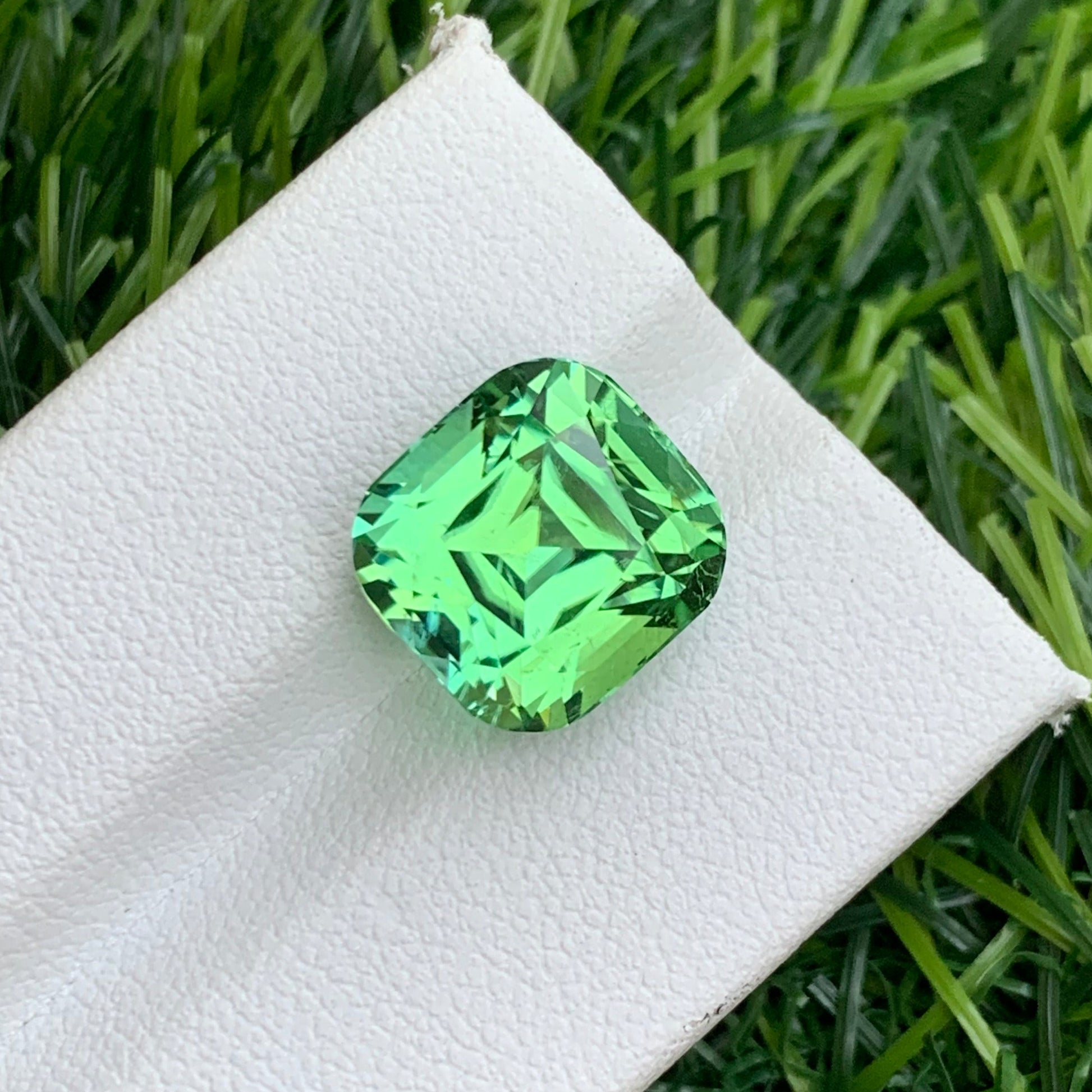 Rare Afghan apple green tourmaline 9.10 carats
Fine jewelry apple green tourmaline gemstone