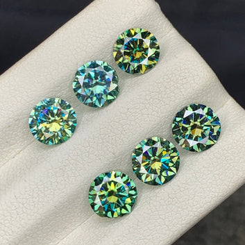 Round cut bluish green moissanite side profile
Bluish green moissanite eye clean clarity close-up