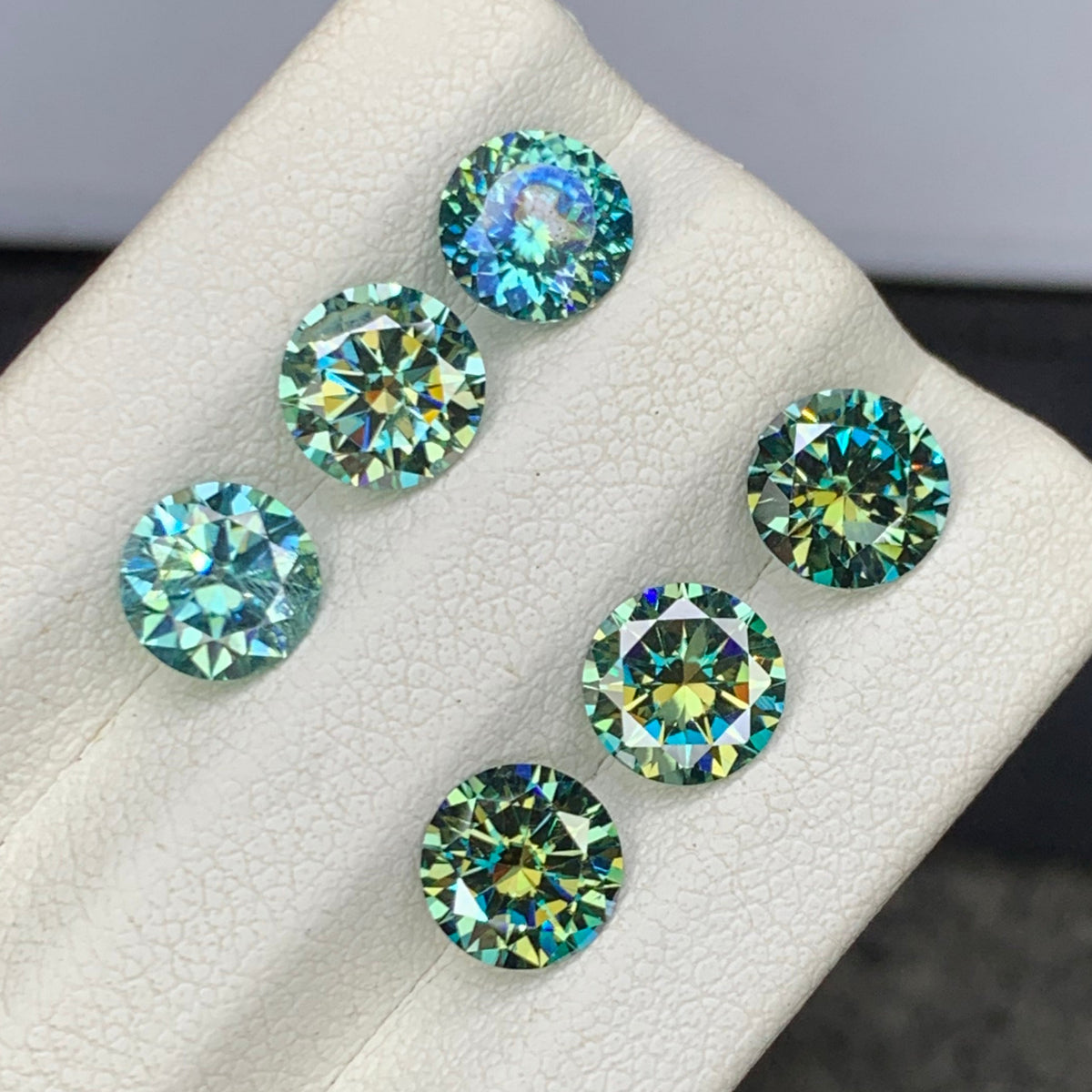 Yellowish Green Moissanite set
Yellowish Green Moissanite lot
Round cut bluish green moissanite side profile
Bluish green moissanite eye clean clarity close-up