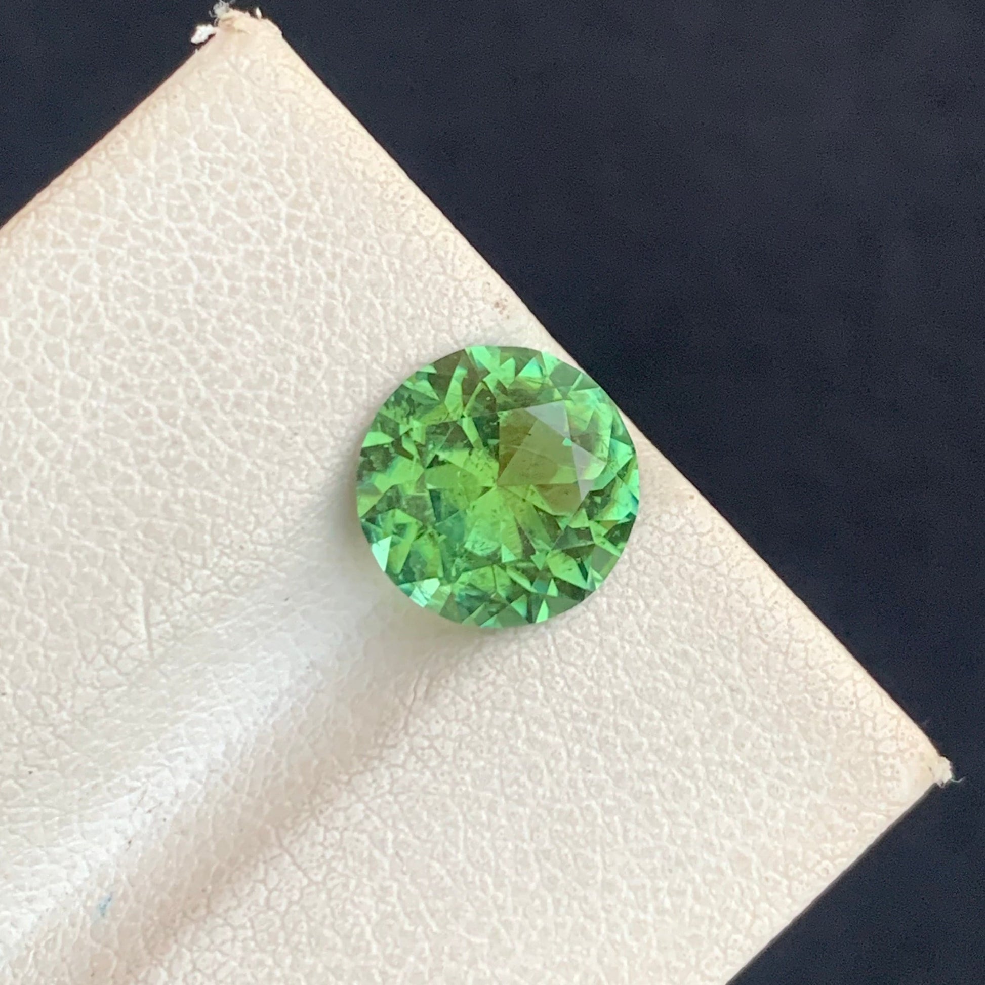 SI Clarity Green Tourmaline Stone