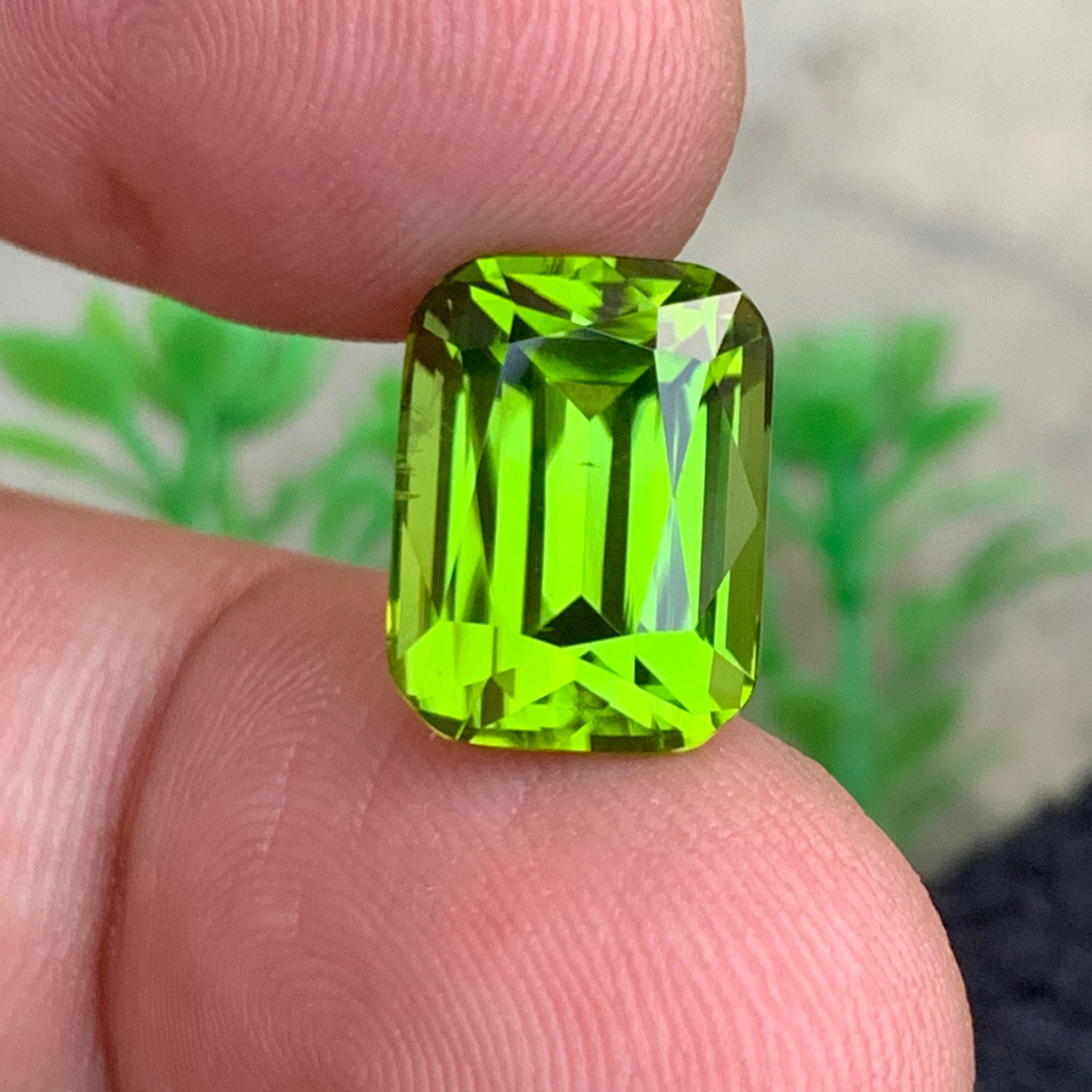 Onestep Gems natural Peridot 8.80 carats
Vivid olive-green Peridot stone USA