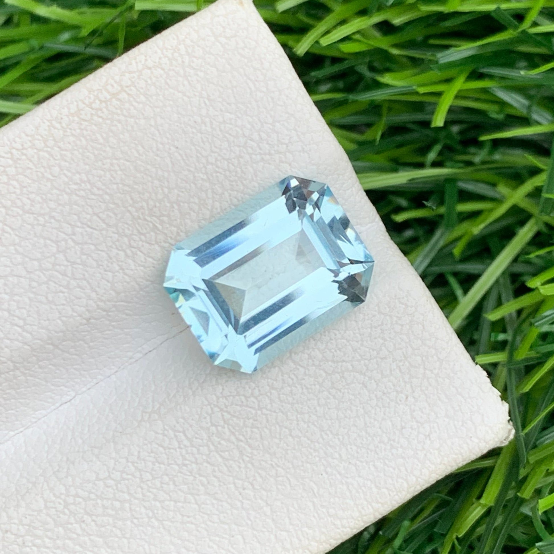 Loose Blue Aquamarine
Untreated Aquamarine 4.50 Ct Loose Stone Showcase