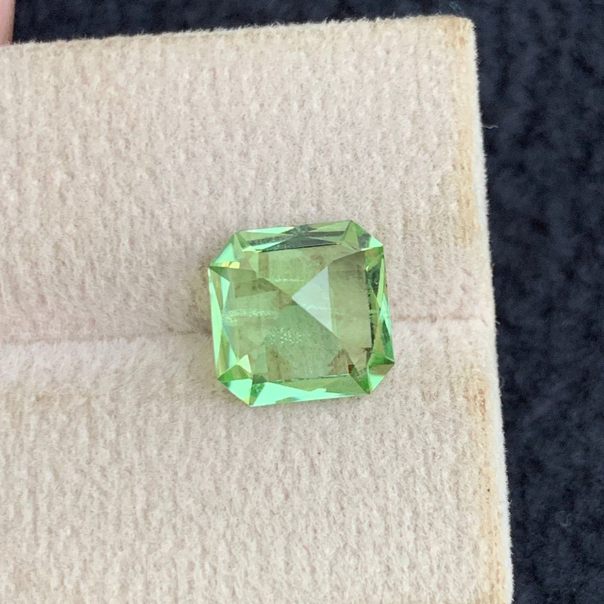 Untreated apple green peridot from Pakistan
Luxury peridot gemstone for custom jewelry