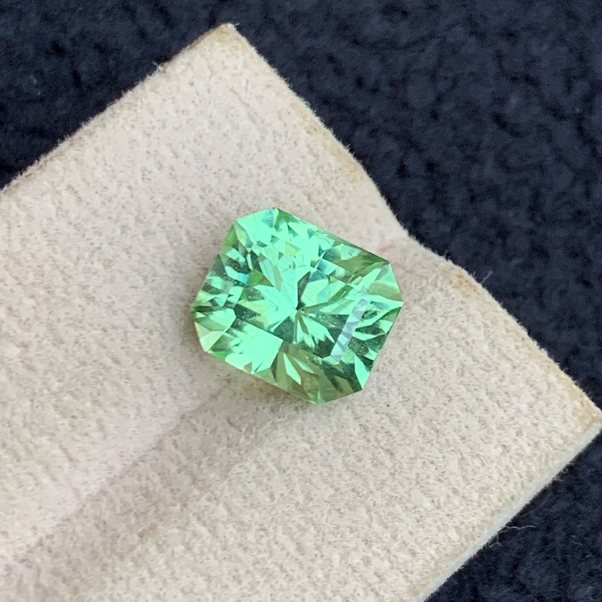 Untreated apple green peridot from Pakistan
Luxury peridot gemstone for rings