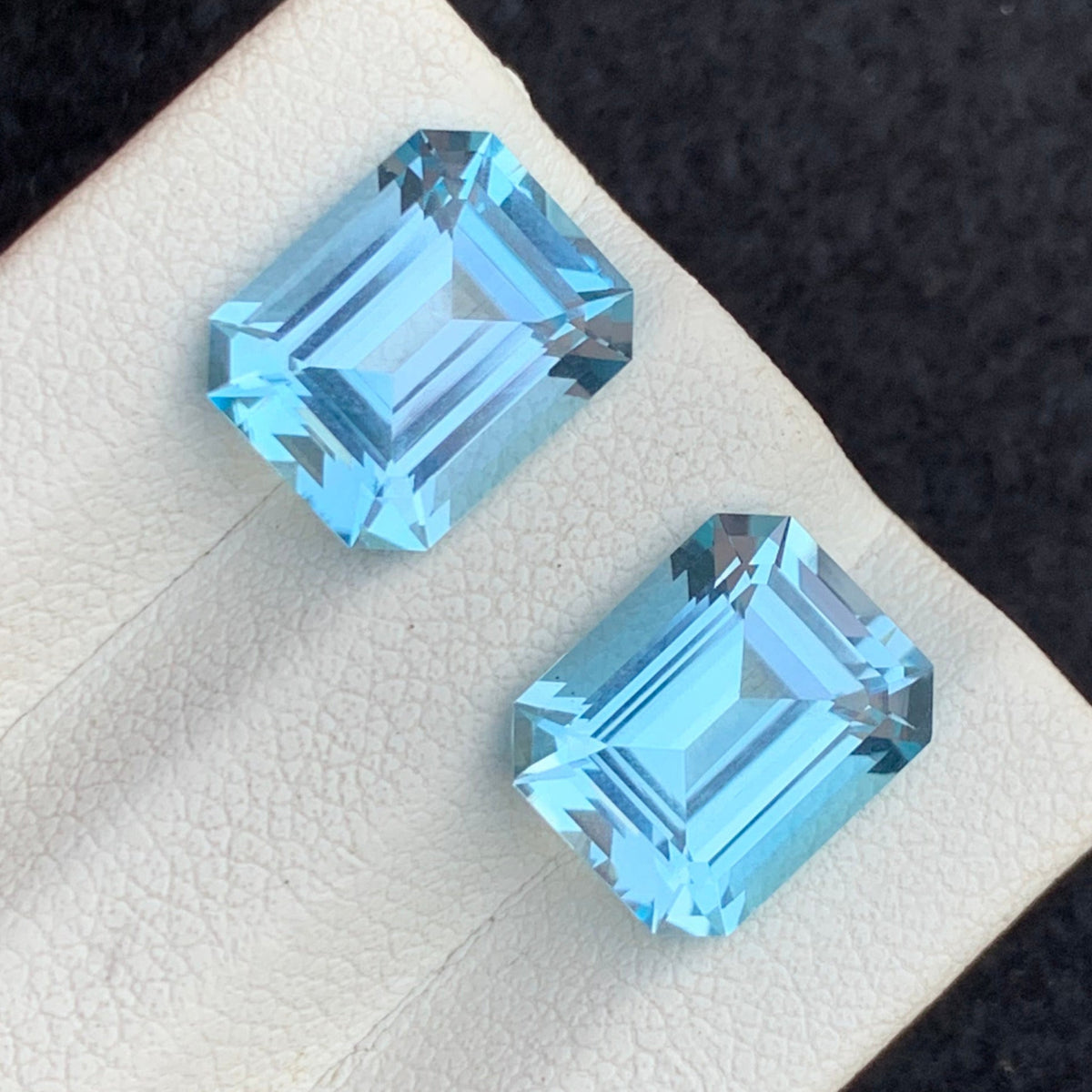 VVS Swiss Blue Topaz
Topaz Pair 9 Carats
Natural blue topaz pair 10.60 mm emerald shape
Swiss blue topaz pair for stud earrings and halo settings