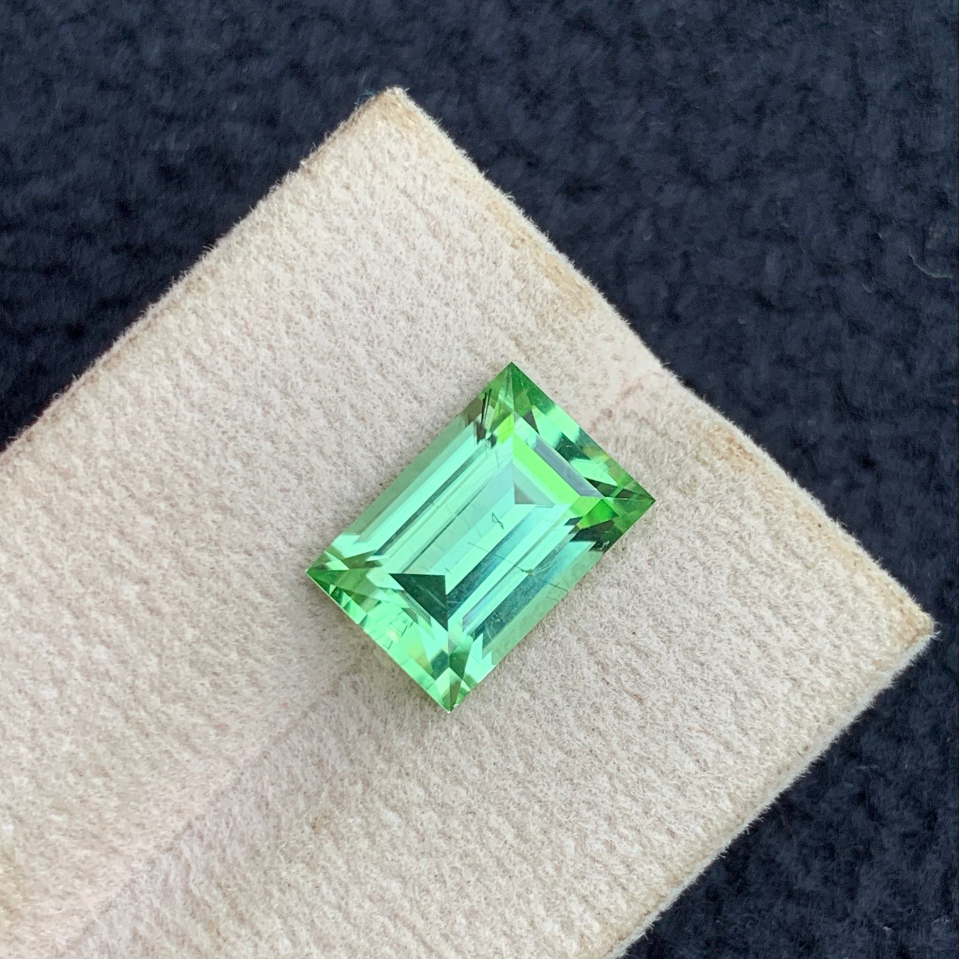 Apple Green Peridot ring
VVS clarity apple green peridot stone
Baguette cut natural peridot gemstone