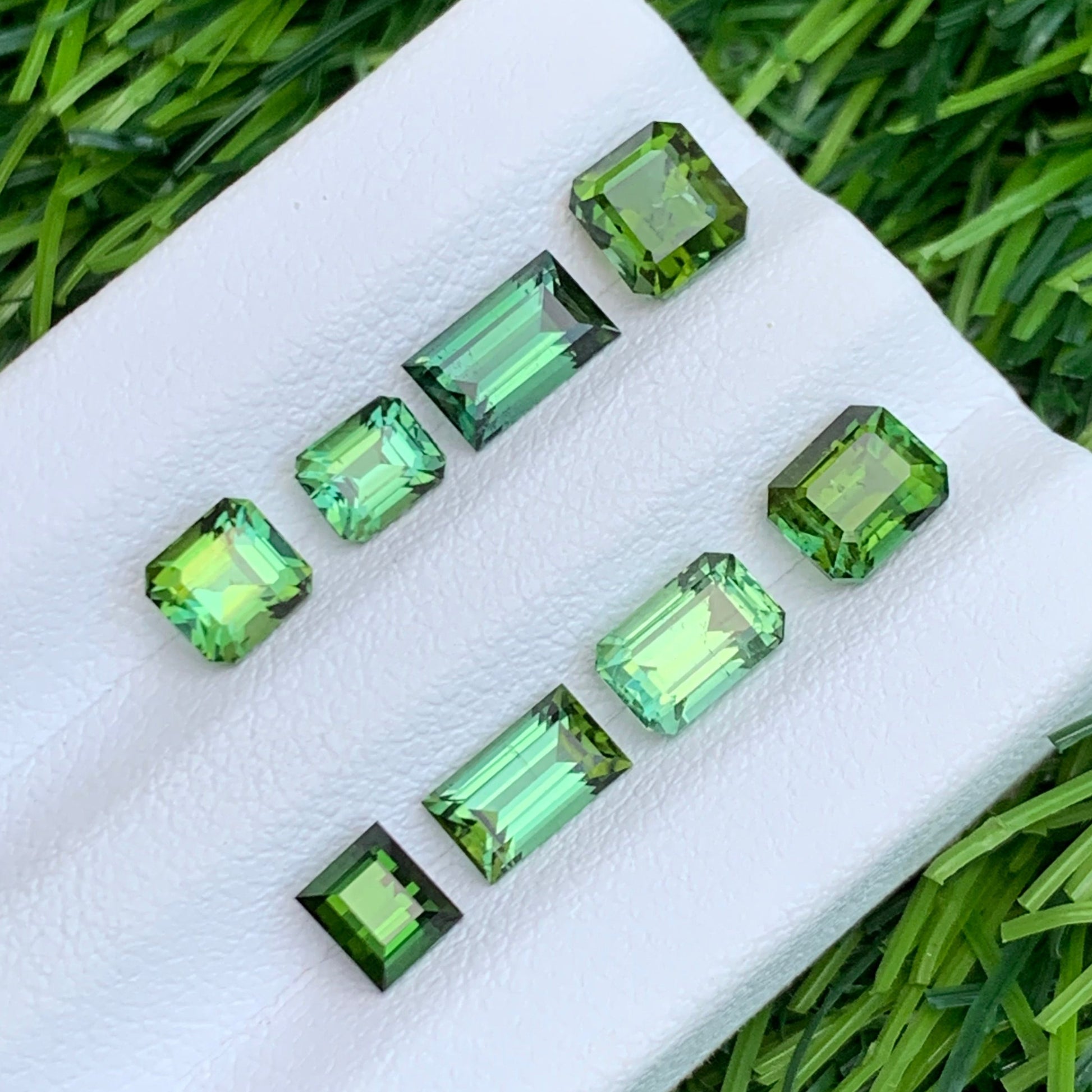 tope quality tourmaline lot
VVS clarity green tourmaline stones