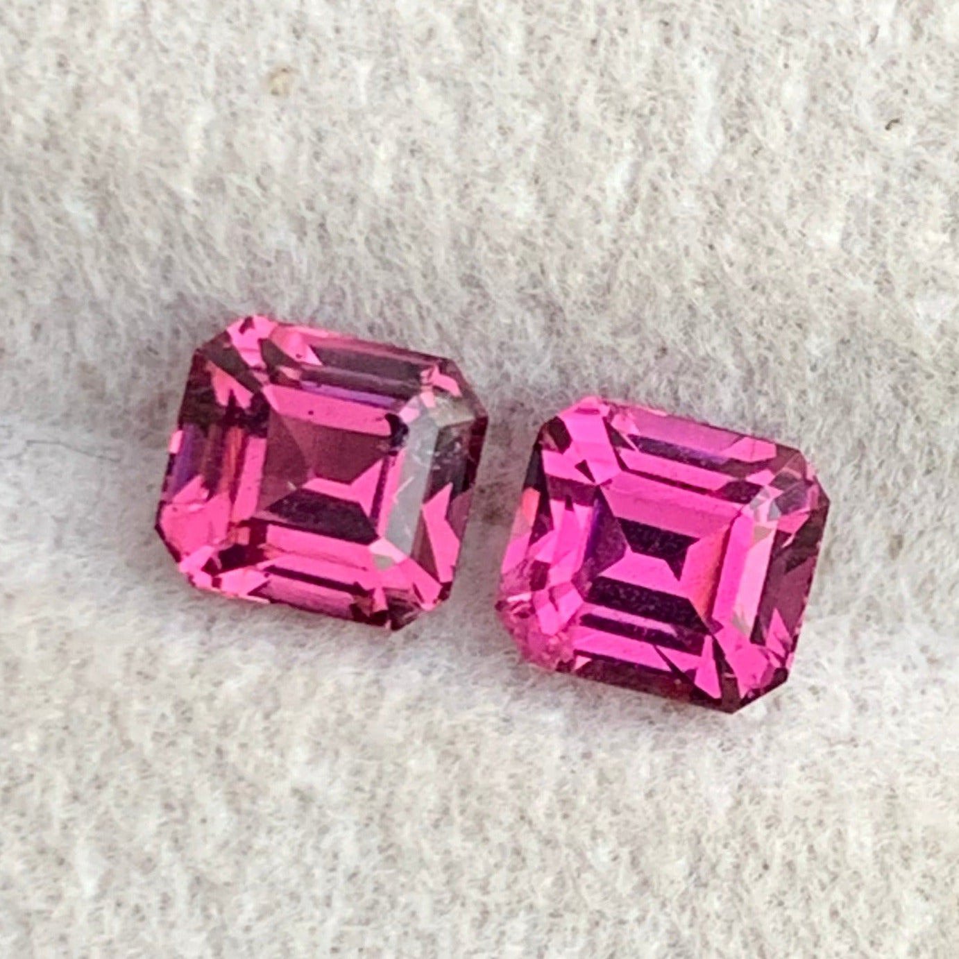 VVS garnet pair
Raspberry pink garnet