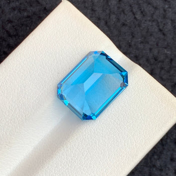 loose electric blue topaz

faceted blue topaz gemstone