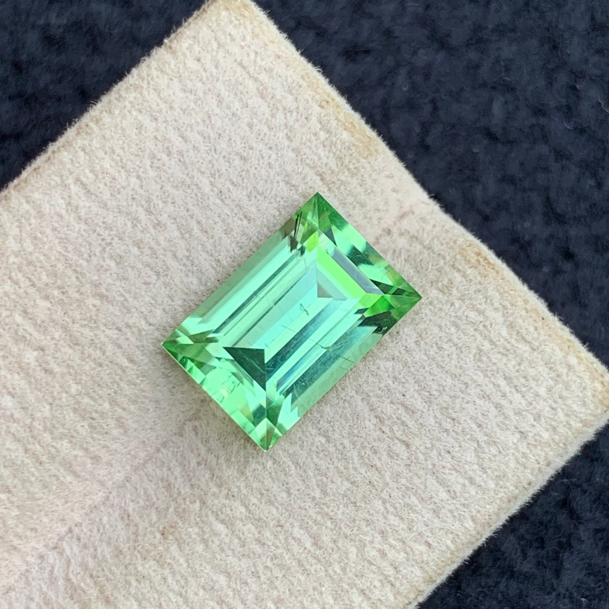 Untreated apple green peridot from Pakistan
Luxury peridot gemstone for custom jewelry