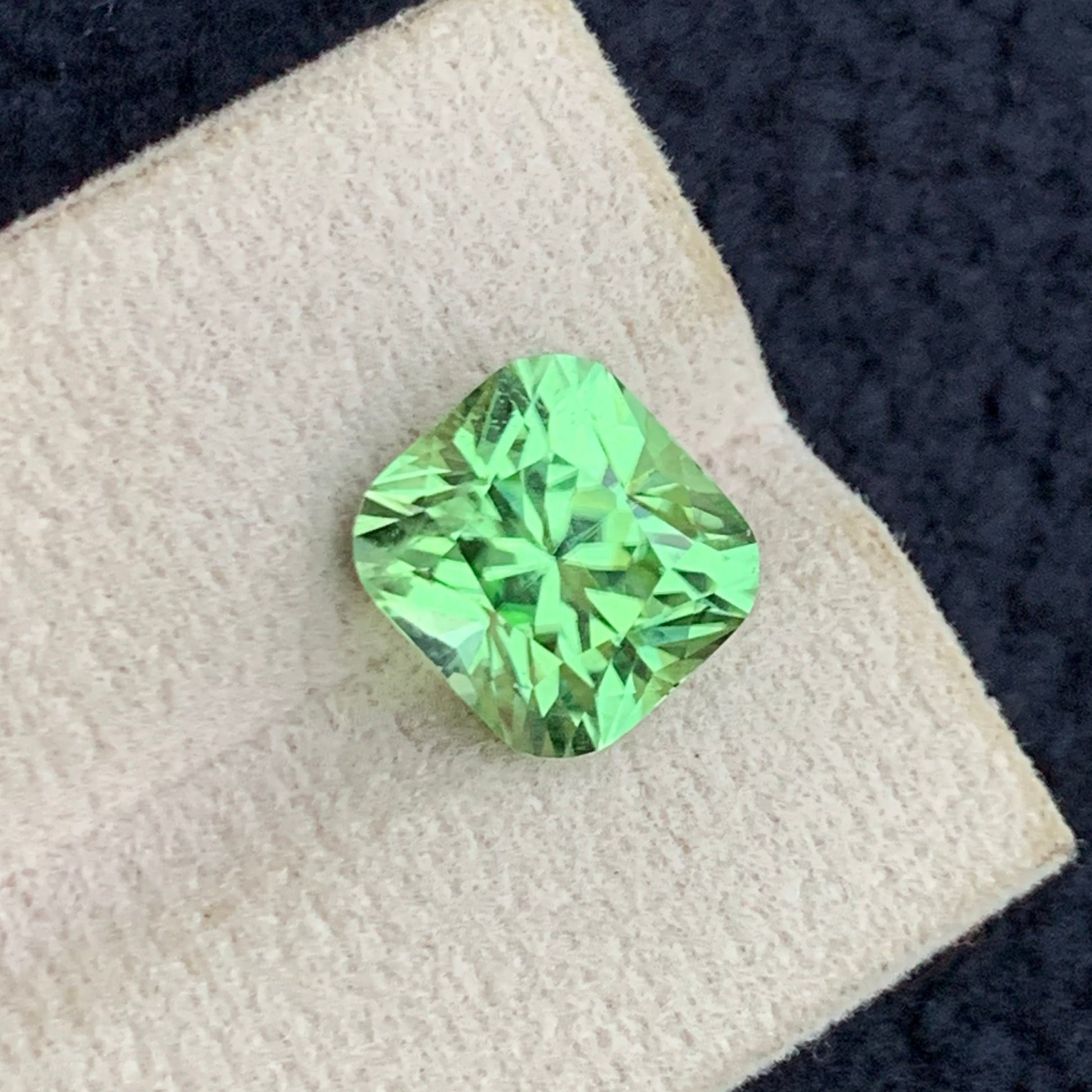 apple green peridot gemstone for ring design
natural peridot cushion shape fine jewelry stone