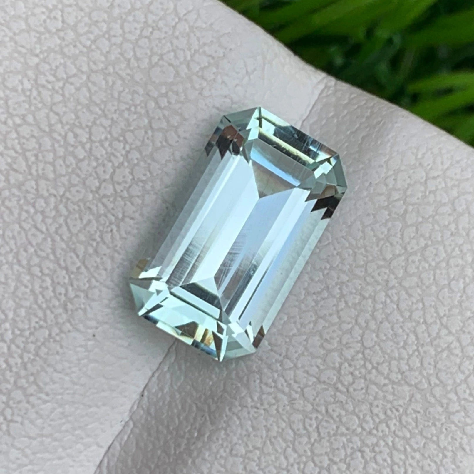 aquamarine sea blue earrings
3.15 carat sea blue aquamarine loupe clean
premium Pakistani aquamarine loose gemstone