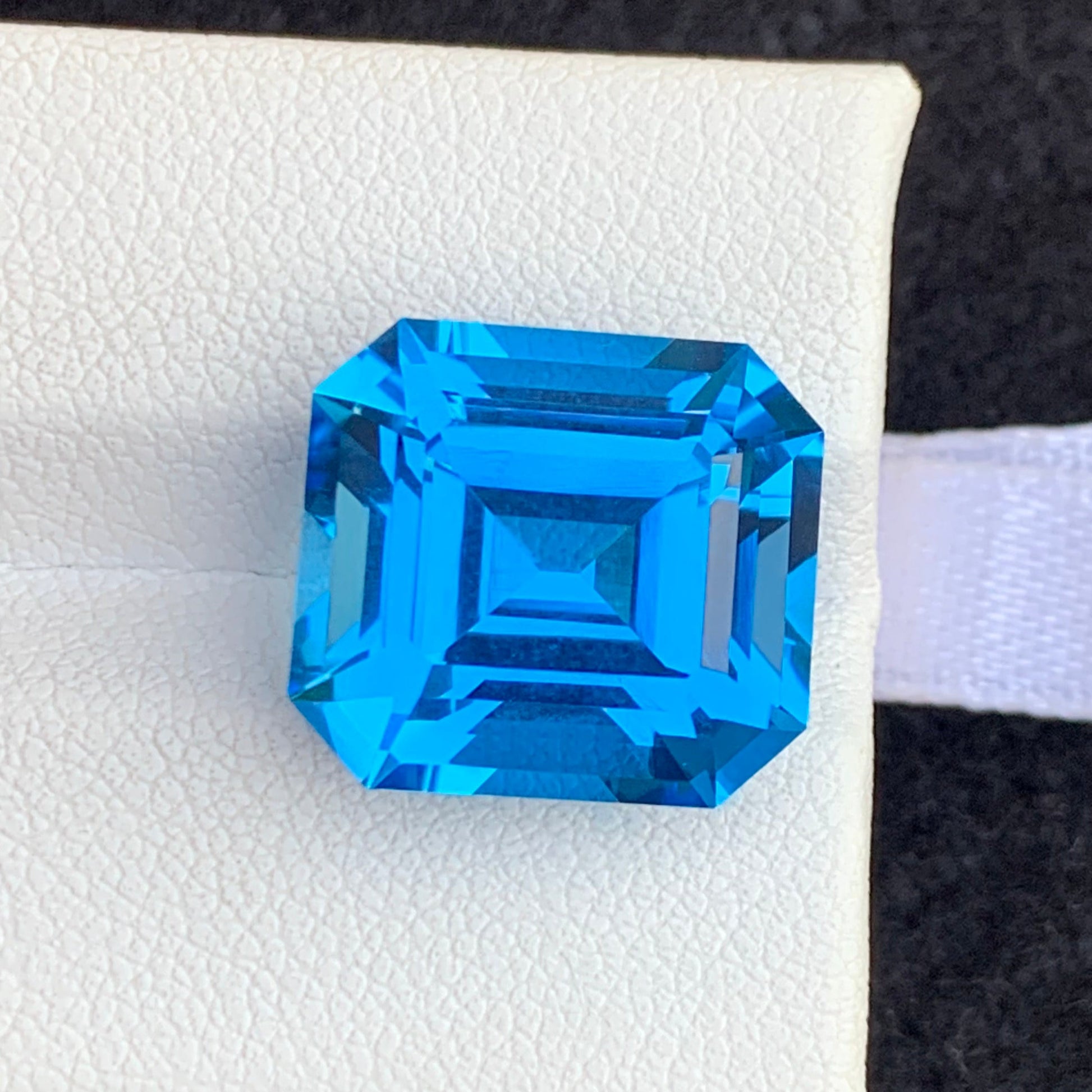 blue topaz gemstone for rings luxury
natural vivid blue topaz gemstone
loupe clean blue topaz gemstone