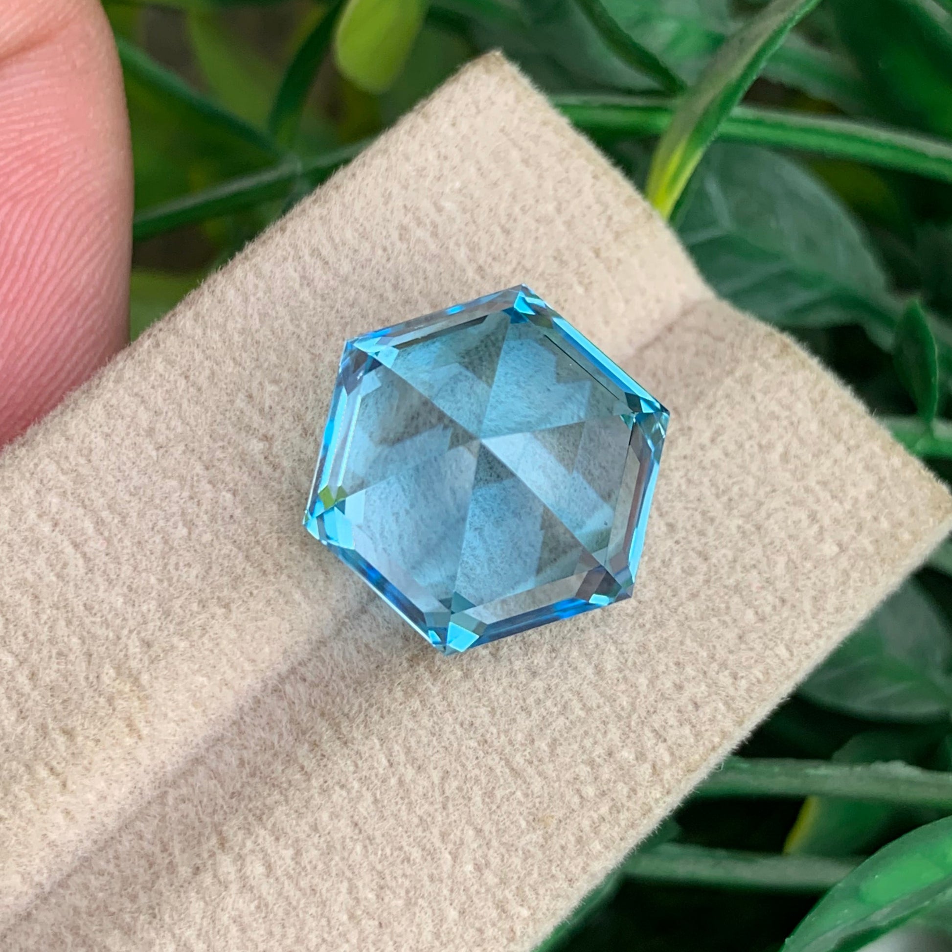 bright blue topaz gemstone large size 20 carats
fine jewelry Swiss blue topaz loose stone