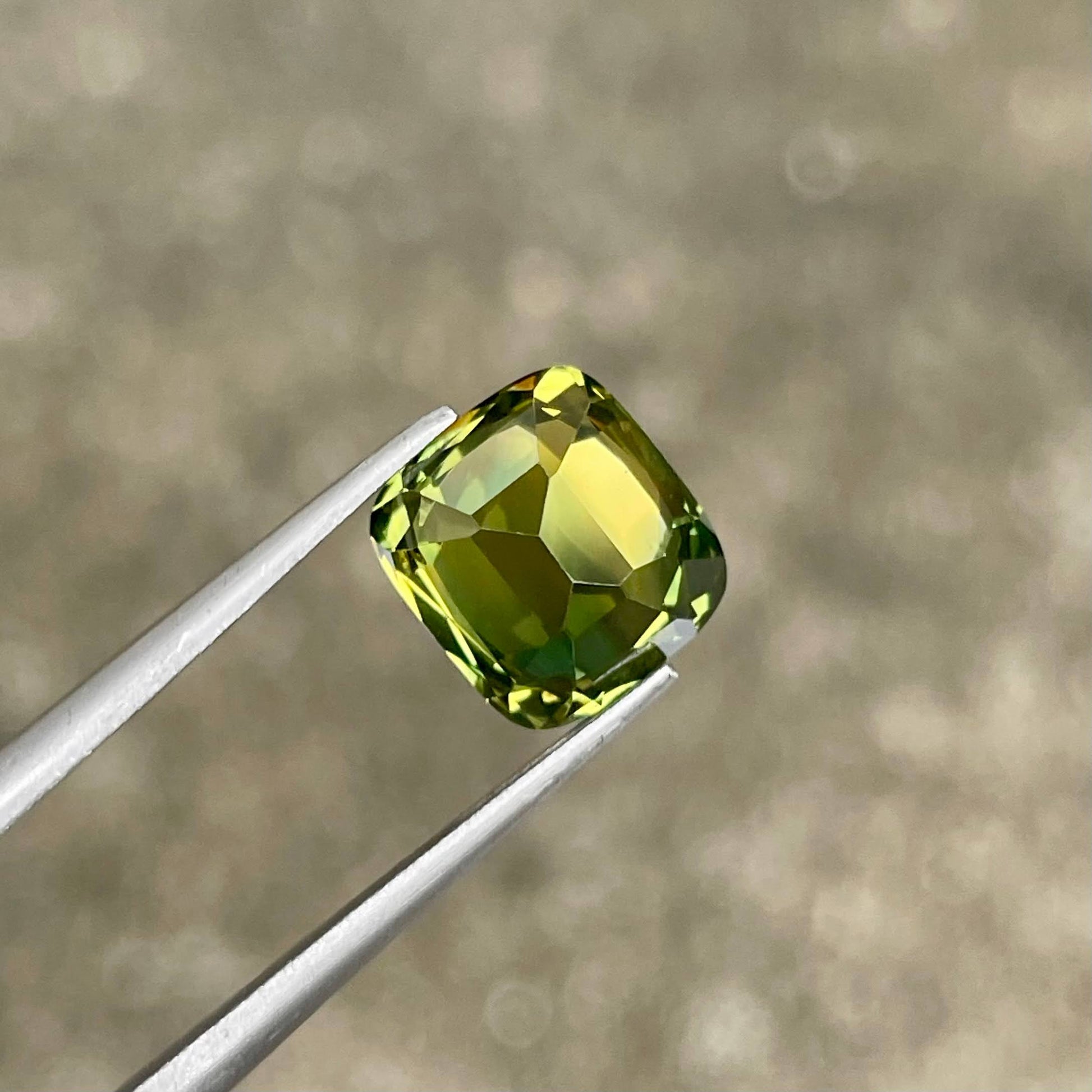 cushion cut bi color sapphire close up
premium sapphire gemstone eye clean