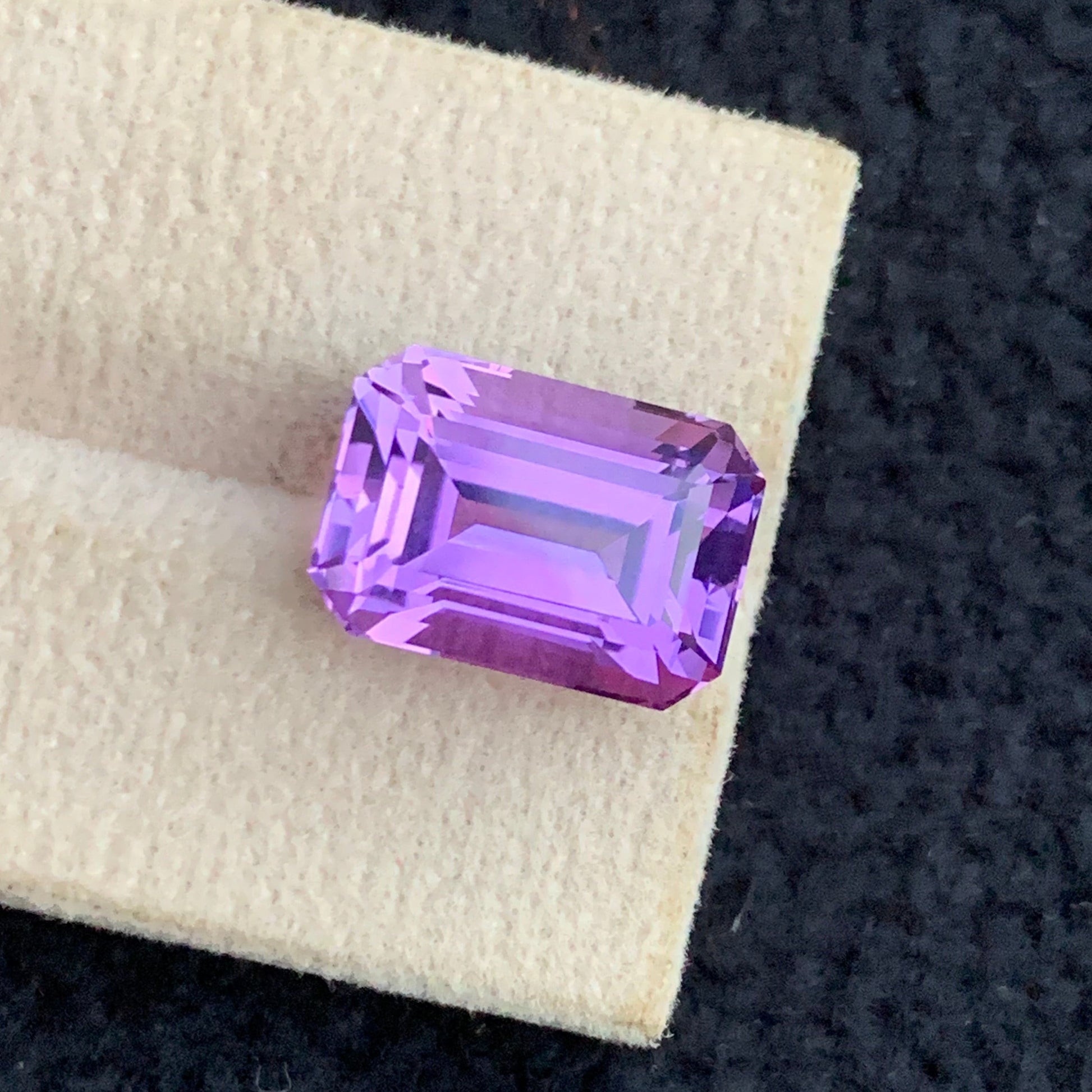 emerald cut amethyst pink purple gemstone close view
luxury amethyst gemstone for rings pendants and earrings
