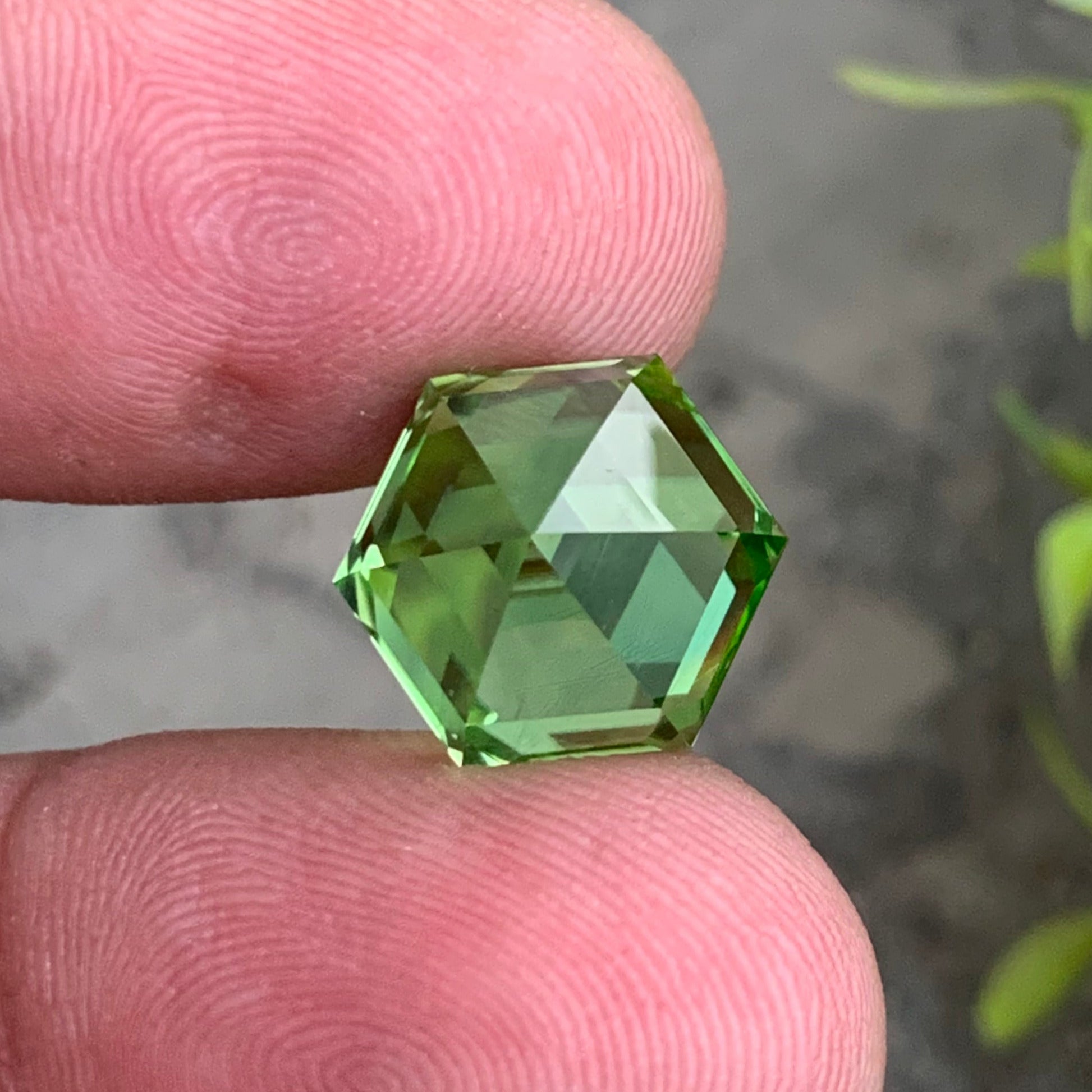 eye clean peridot gemstone natural stone Pakistan
unique shape peridot gemstone hexagonal cut