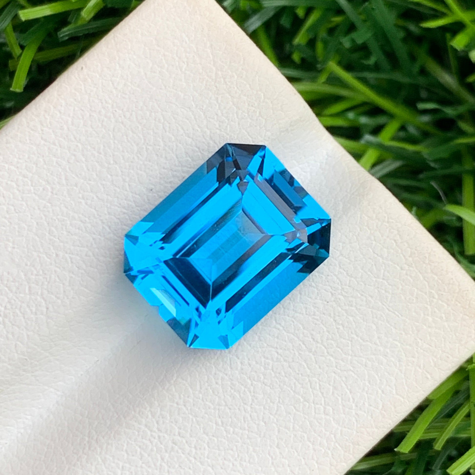 faceted blue topaz gemstone

heated blue topaz stone