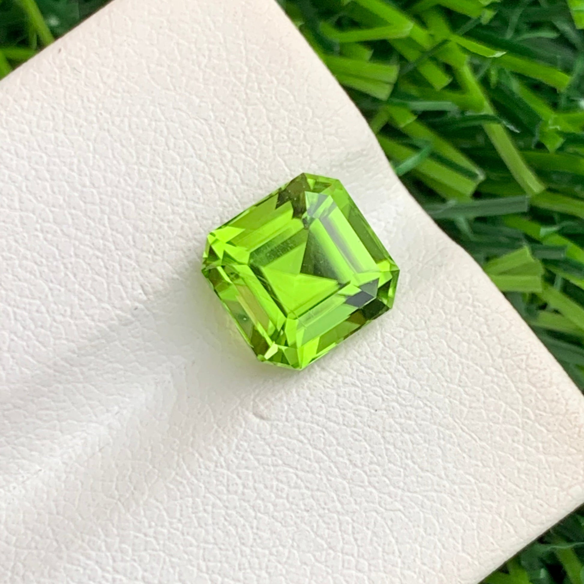 loose peridot gemstone

vvs clarity peridot