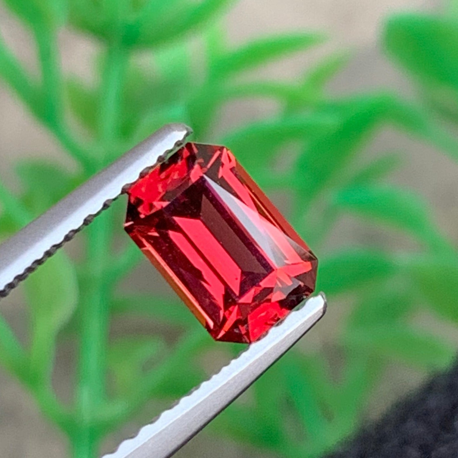 fine quality garnet gemstone scissor cut close view
Madagascar origin garnet gemstone for custom jewelry