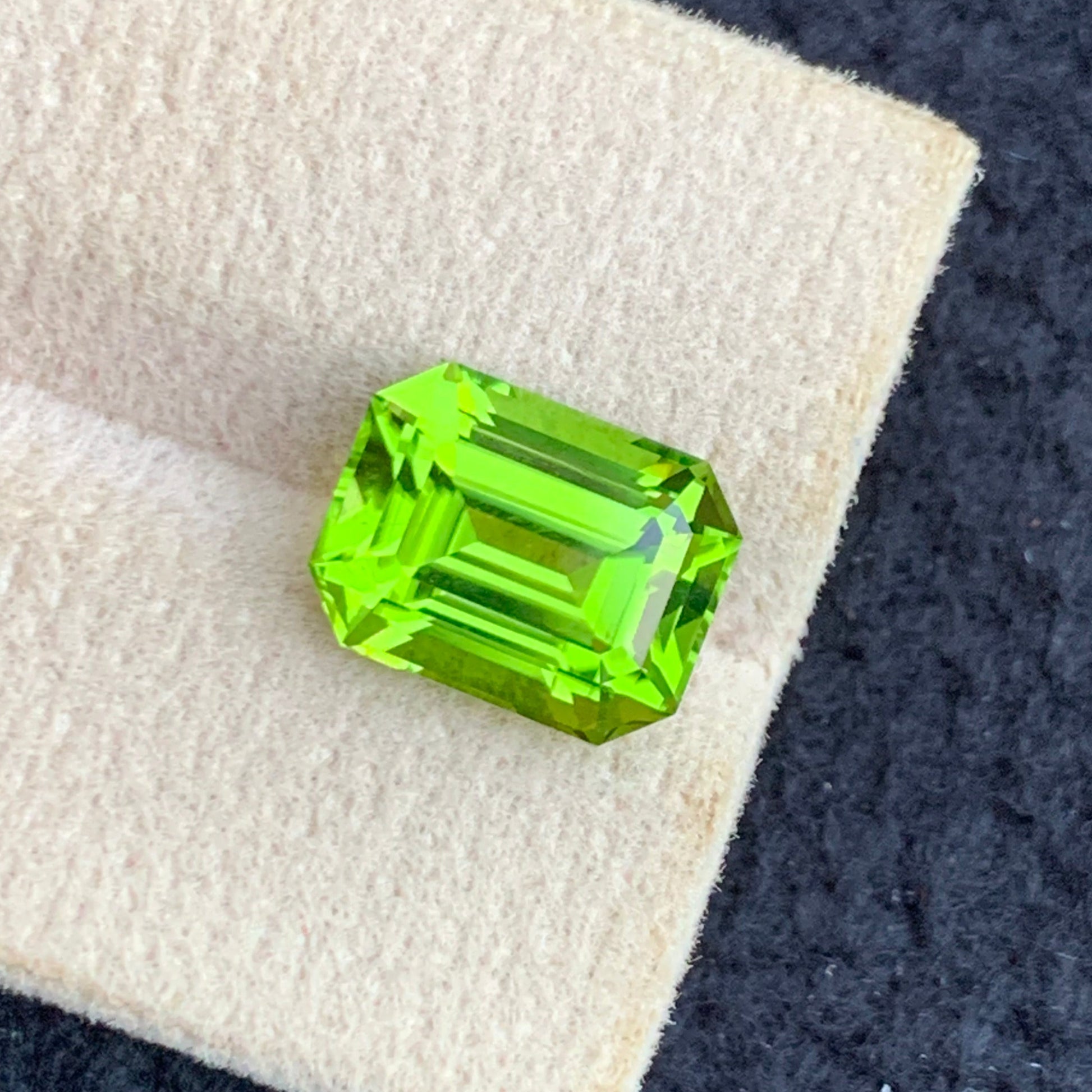 fine quality peridot gemstone for custom jewelry
elegant green peridot gemstone emerald cut detail