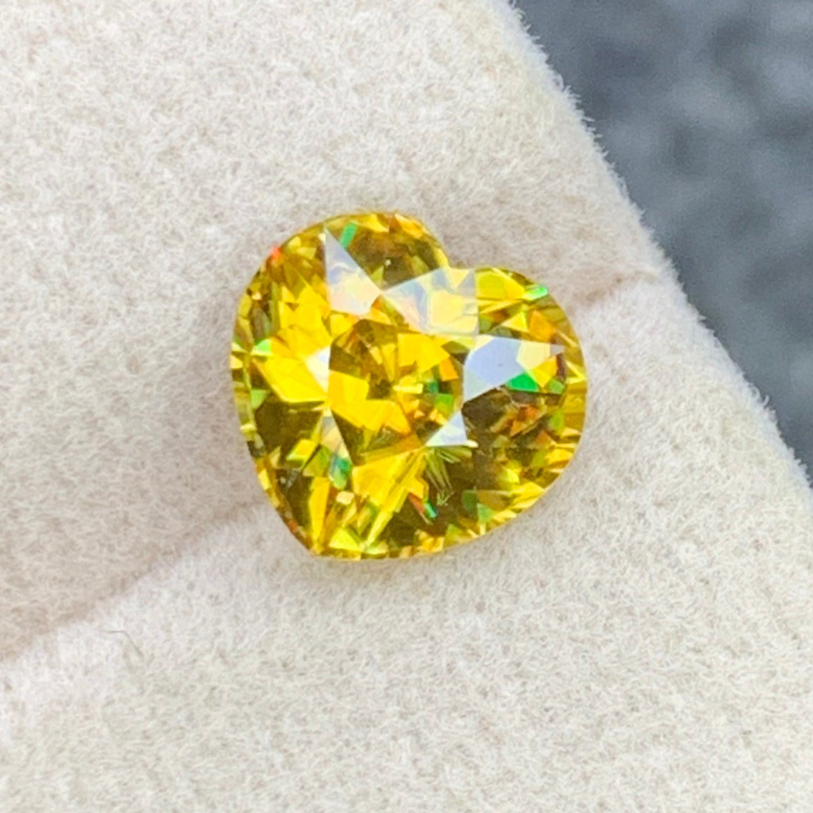 greenish yellow titanite gemstone jewelry
rare sphene gemstone high dispersion