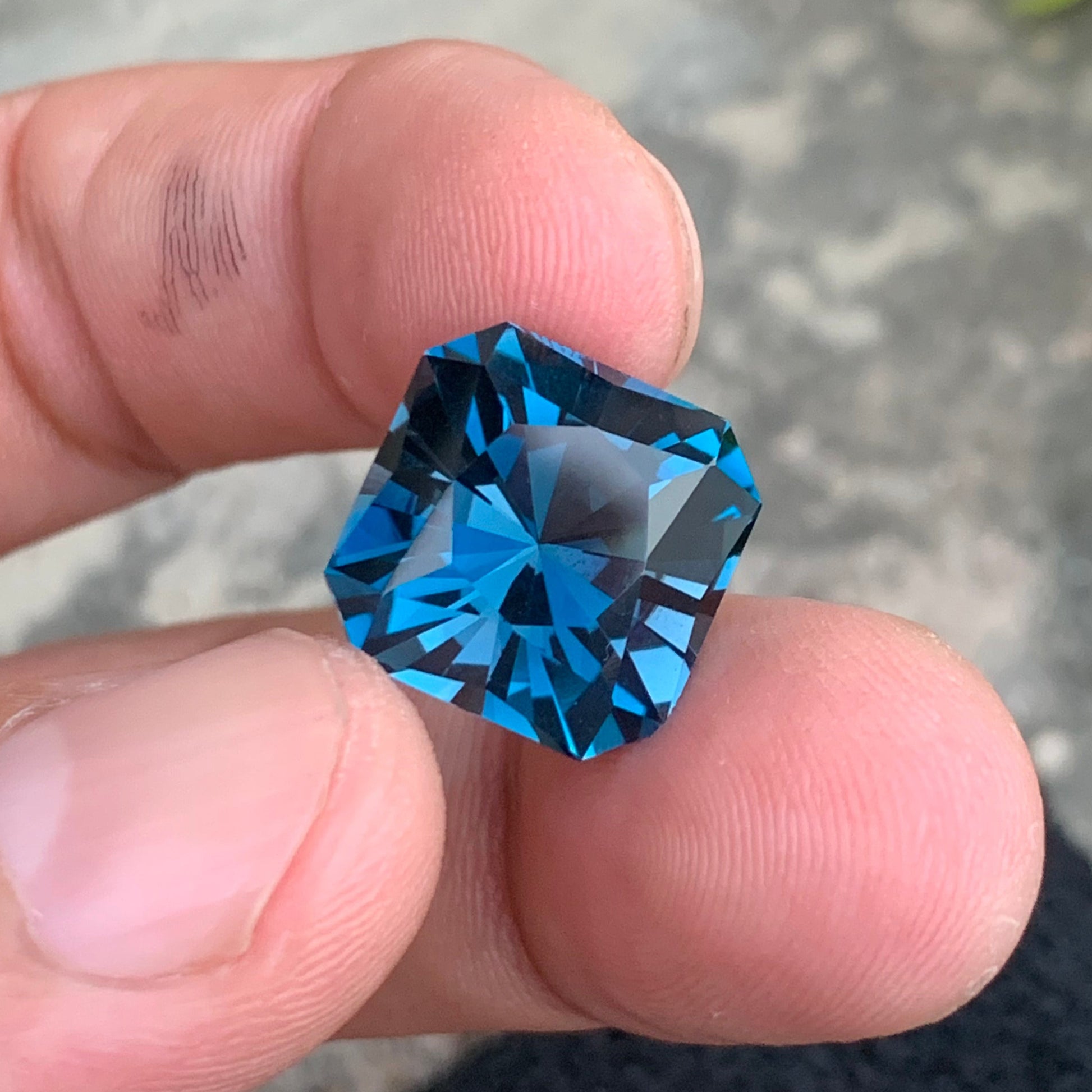 luxury London blue topaz gemstone for rings and pendants
square cut blue topaz gemstone macro detail high clarity