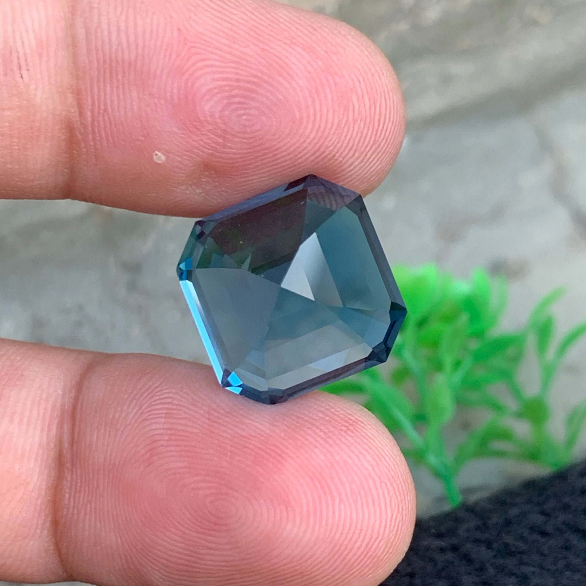 luxury London blue topaz gemstone for rings pendants
square cut blue topaz gemstone macro detail high clarity