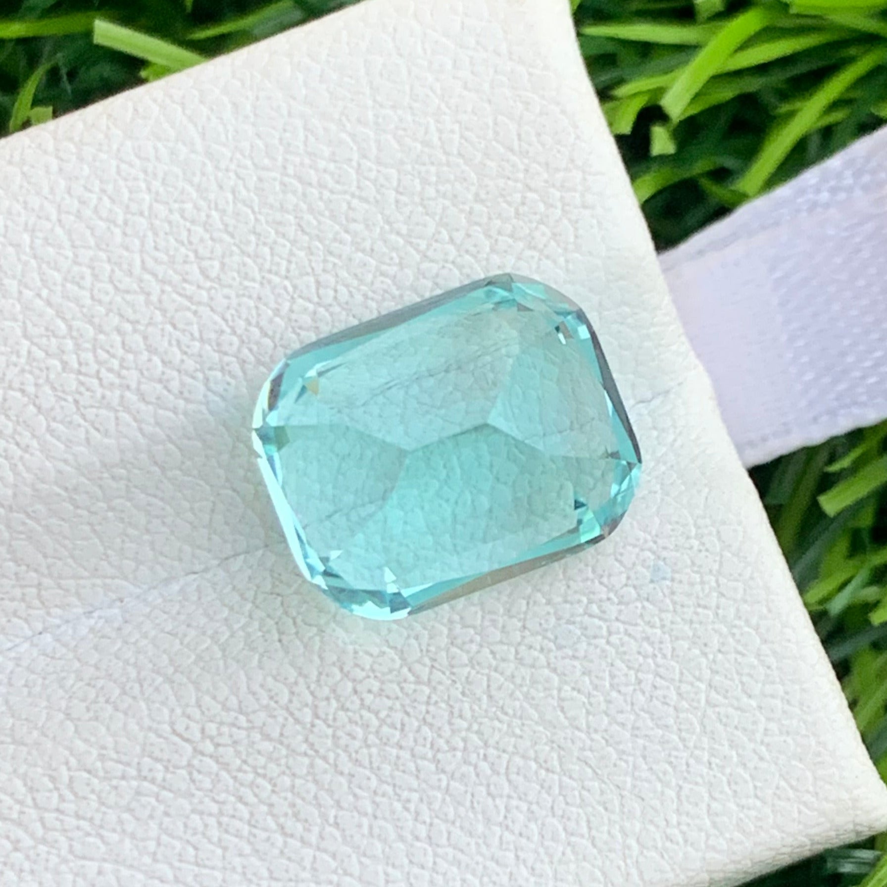 luxury blue aquamarine gemstone for fine jewelry design
natural aquamarine gemstone high brilliance close view
large aquamarine gemstone cushion cut jewelry stone