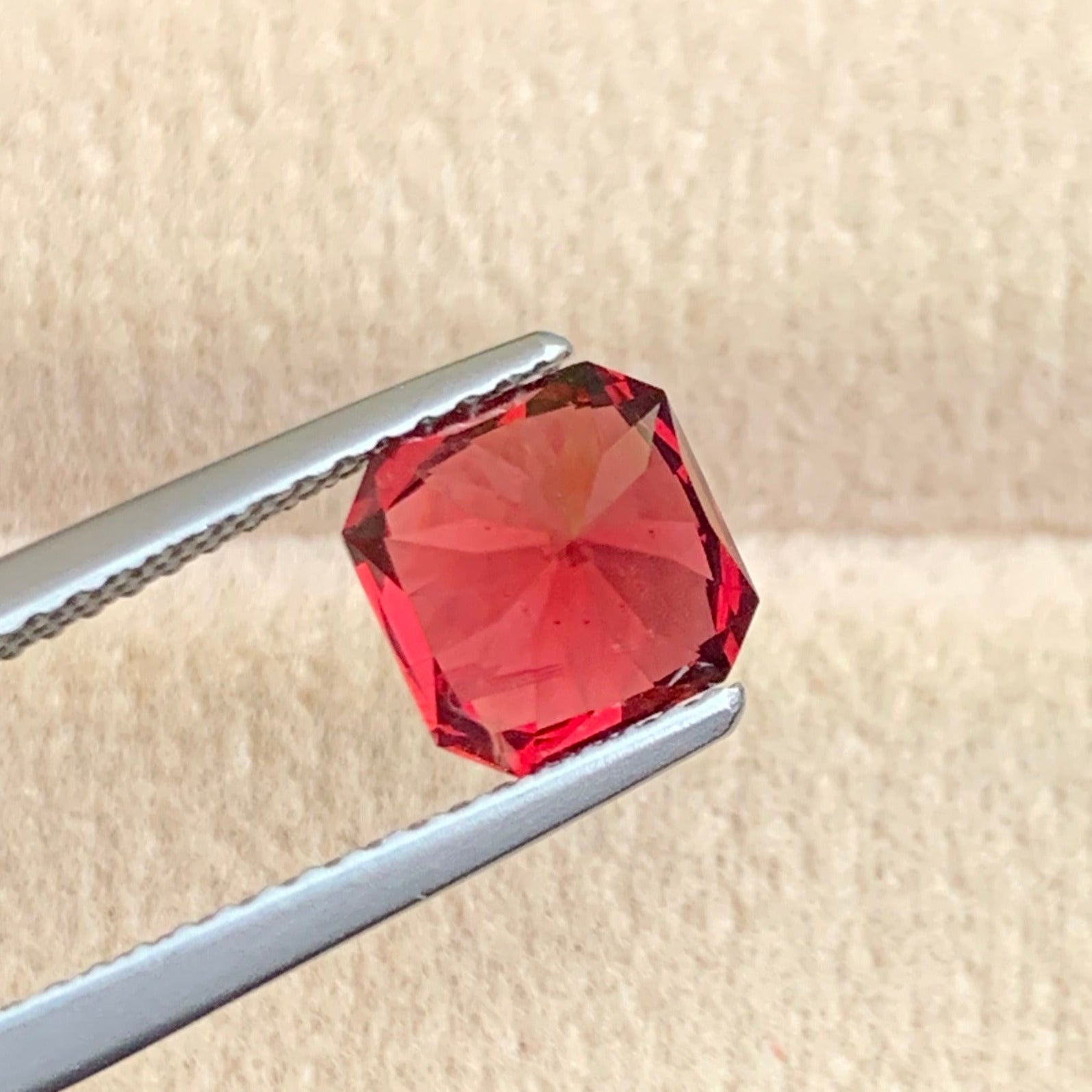 luxury rhodolite garnet gemstone high brilliance
fine quality garnet gemstone asscher cut detail