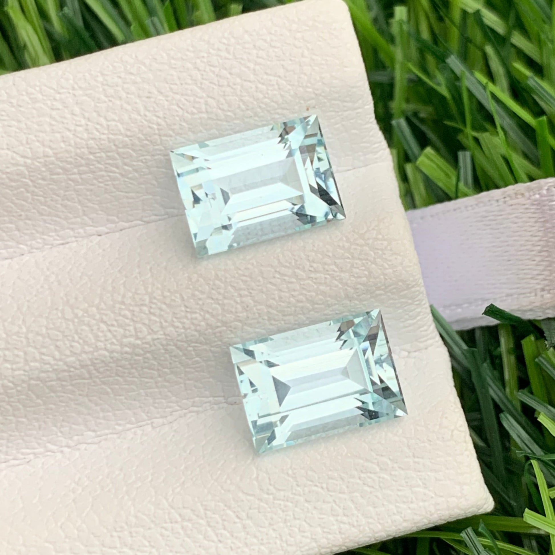 natural light blue aquamarine baguette cut loose stones close up
5 carat aquamarine pair loupe clean clarity earrings gemstones