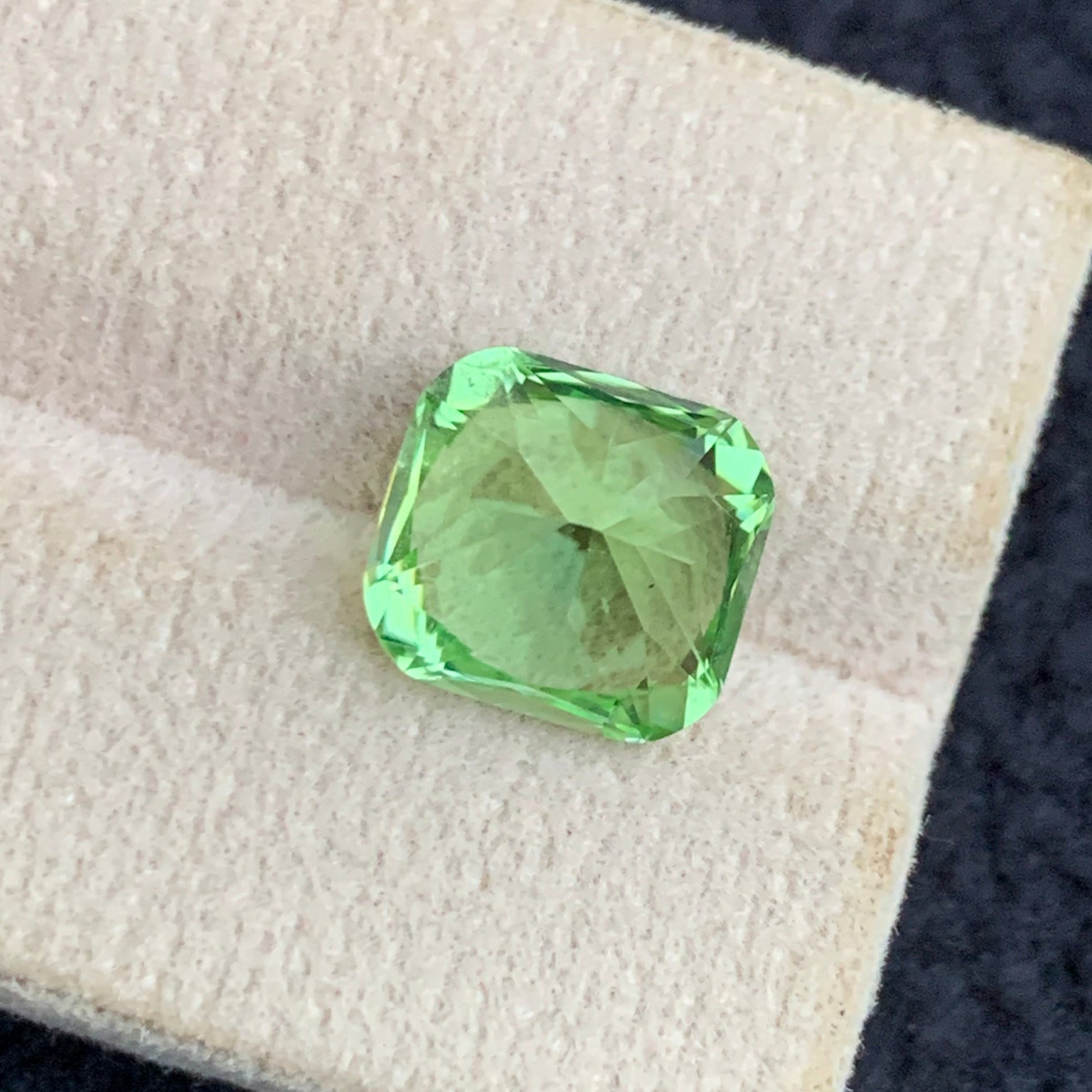 natural peridot cushion shape fine jewelry stone
vivid green peridot gemstone close up VVS clarity