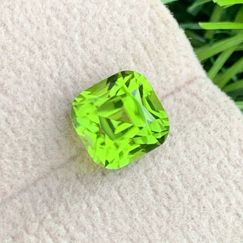 Green Peridot
eye clean peridot gemstone
loose green peridot