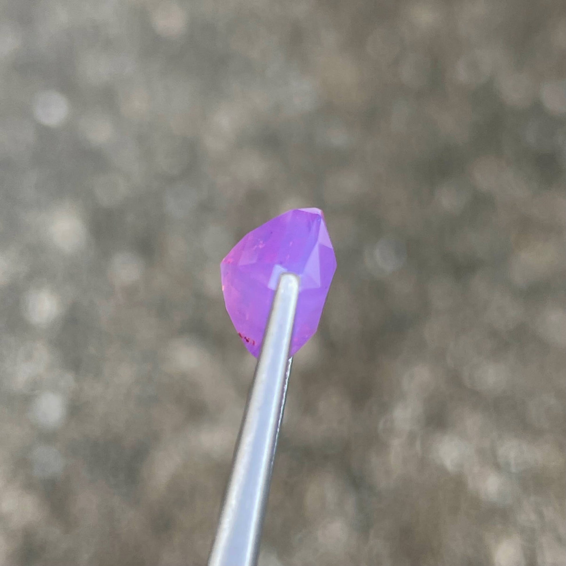 natural sri lankan sapphire 4.16 carats
cushion cut purple pink sapphire close up
premium sapphire gemstone vvs clarity