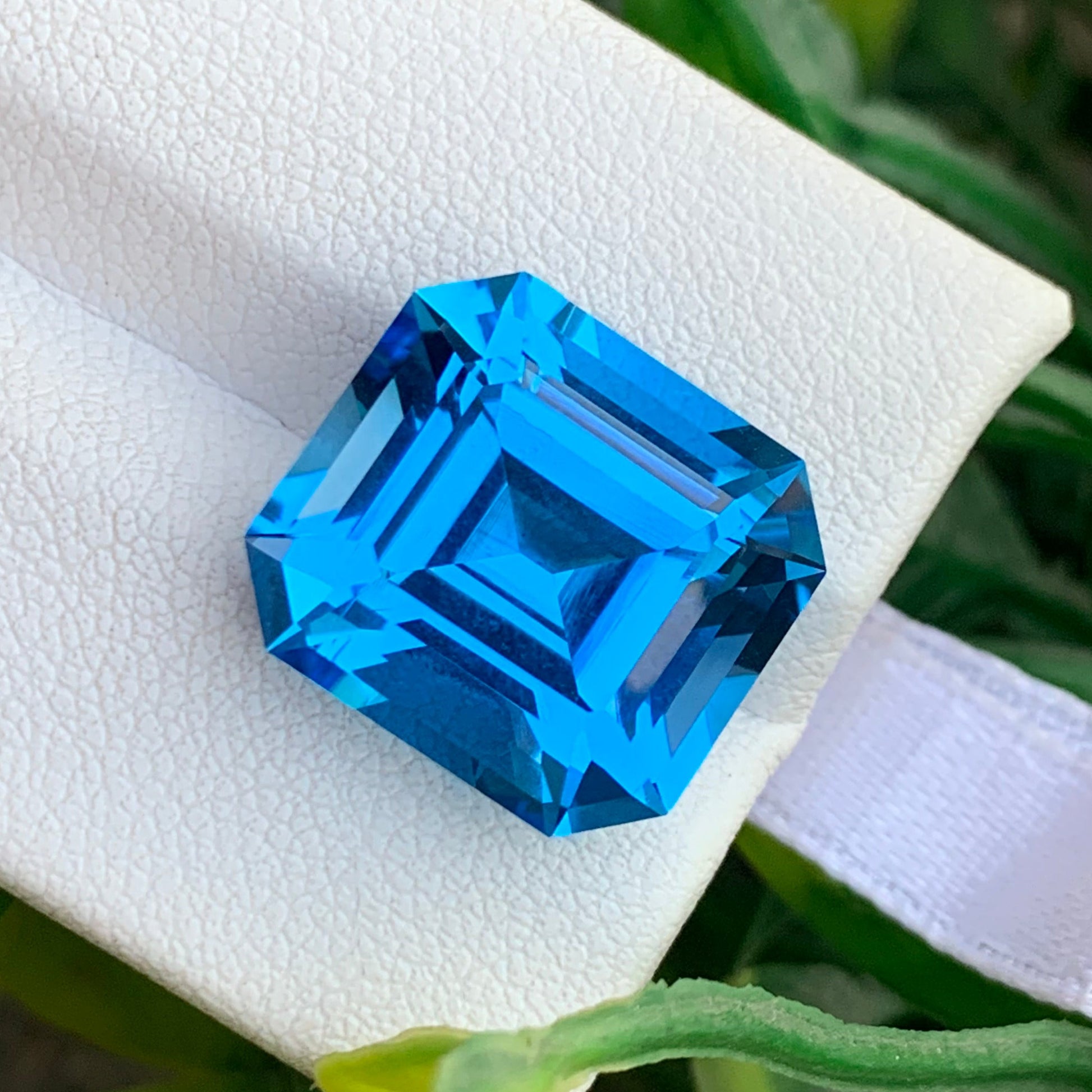 natural swiss blue topaz africa
emerald cut blue topaz gemstone close up
premium blue topaz gemstone large size