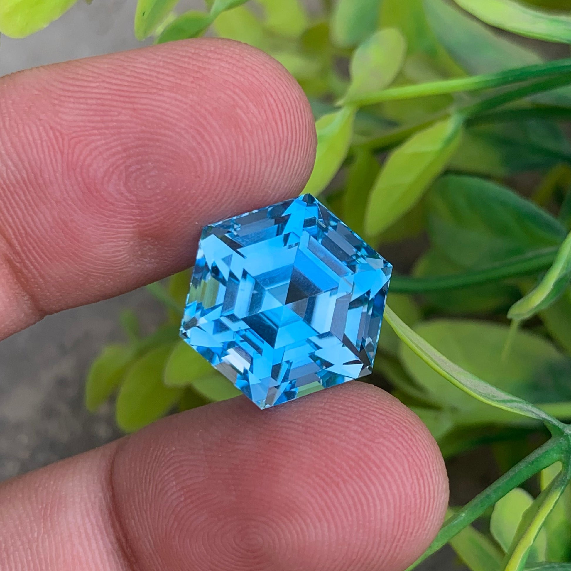 natural vivid blue topaz gemstone loupe clean clarity
hexagonal cut blue topaz high quality gemstone