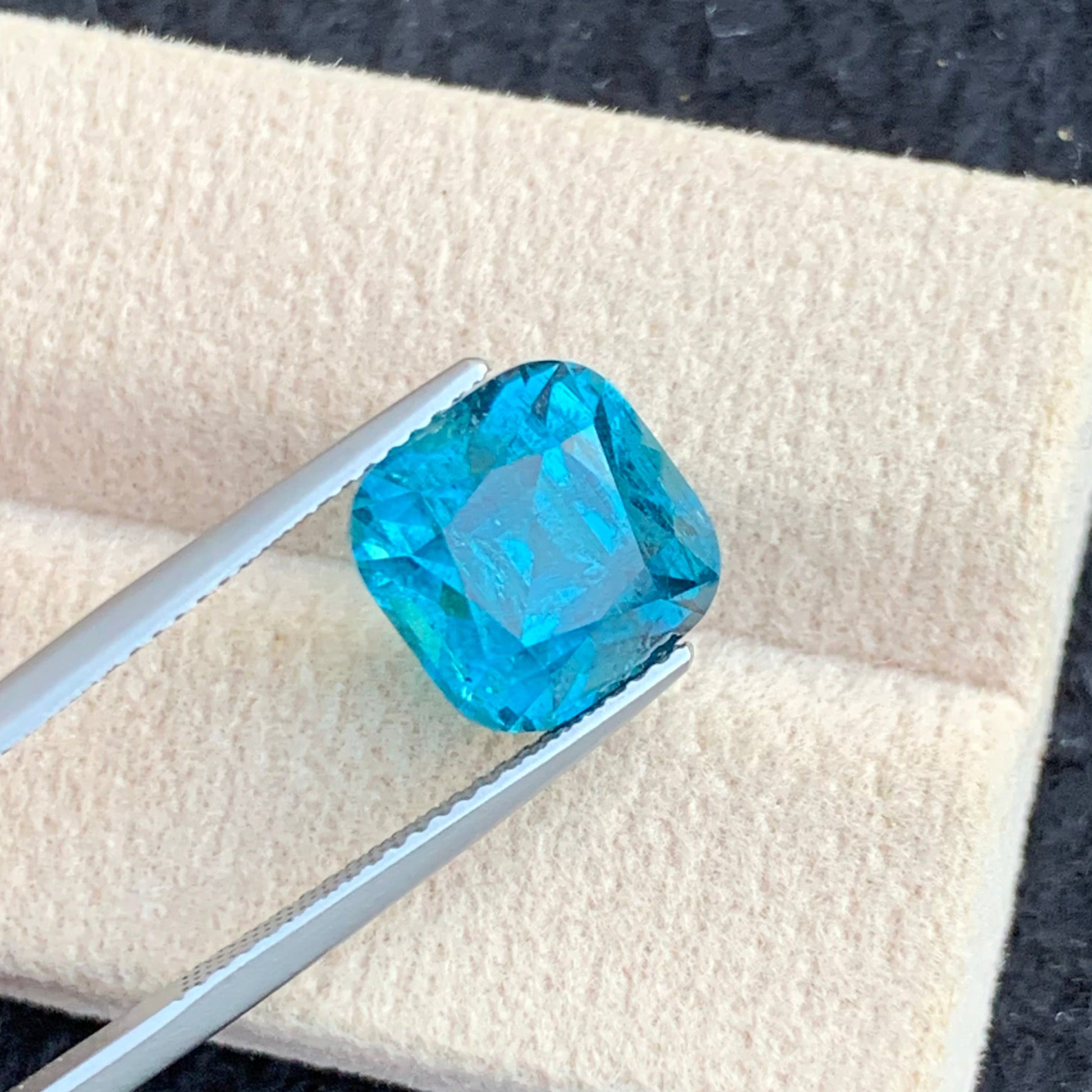 Neon Blue Jewelry
natural neon blue tourmaline Afghanistan

untreated neon blue tourmaline gemstone