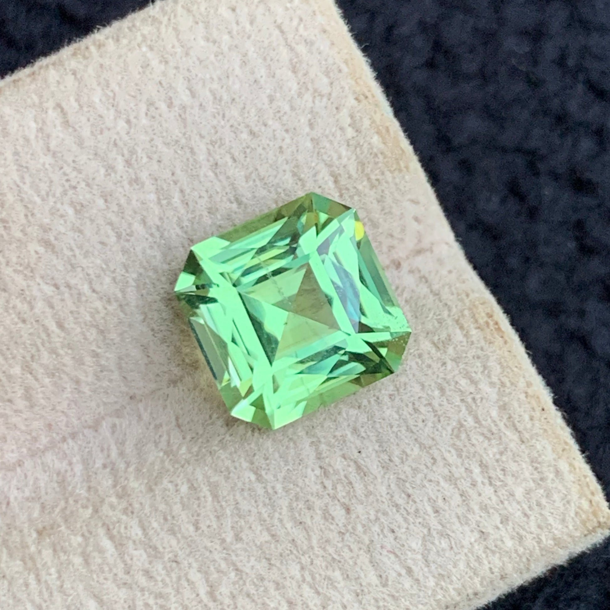 Natural peridot gemstone for ring making
Premium apple green peridot loose gemstone